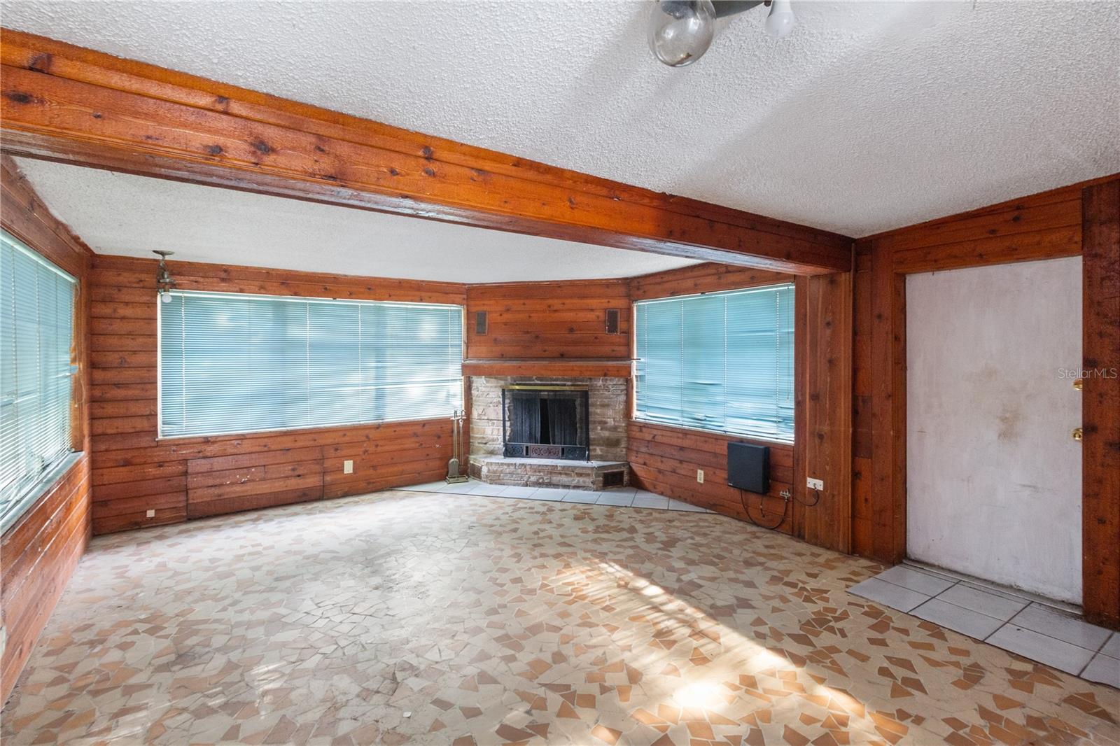 Listing photo id 7 for 8706 Ednam Place