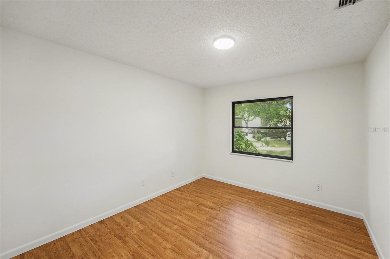 Image 19 of 33 For 6481 Elmhurst Court