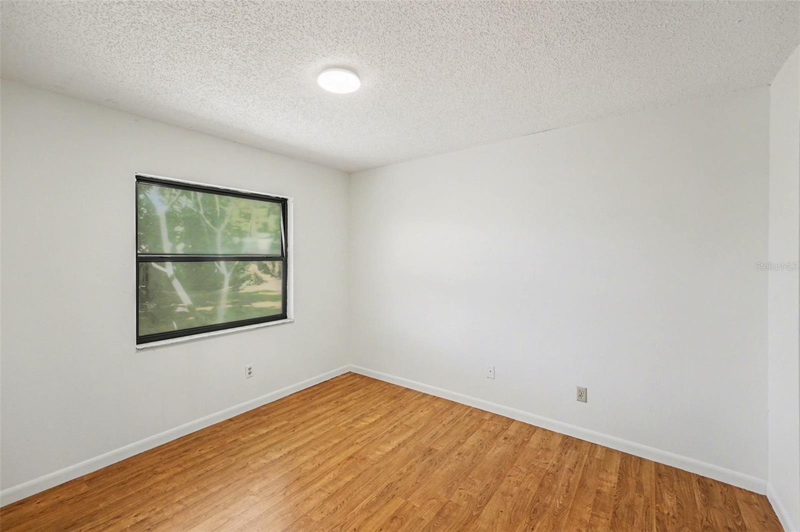 Image 21 of 33 For 6481 Elmhurst Court