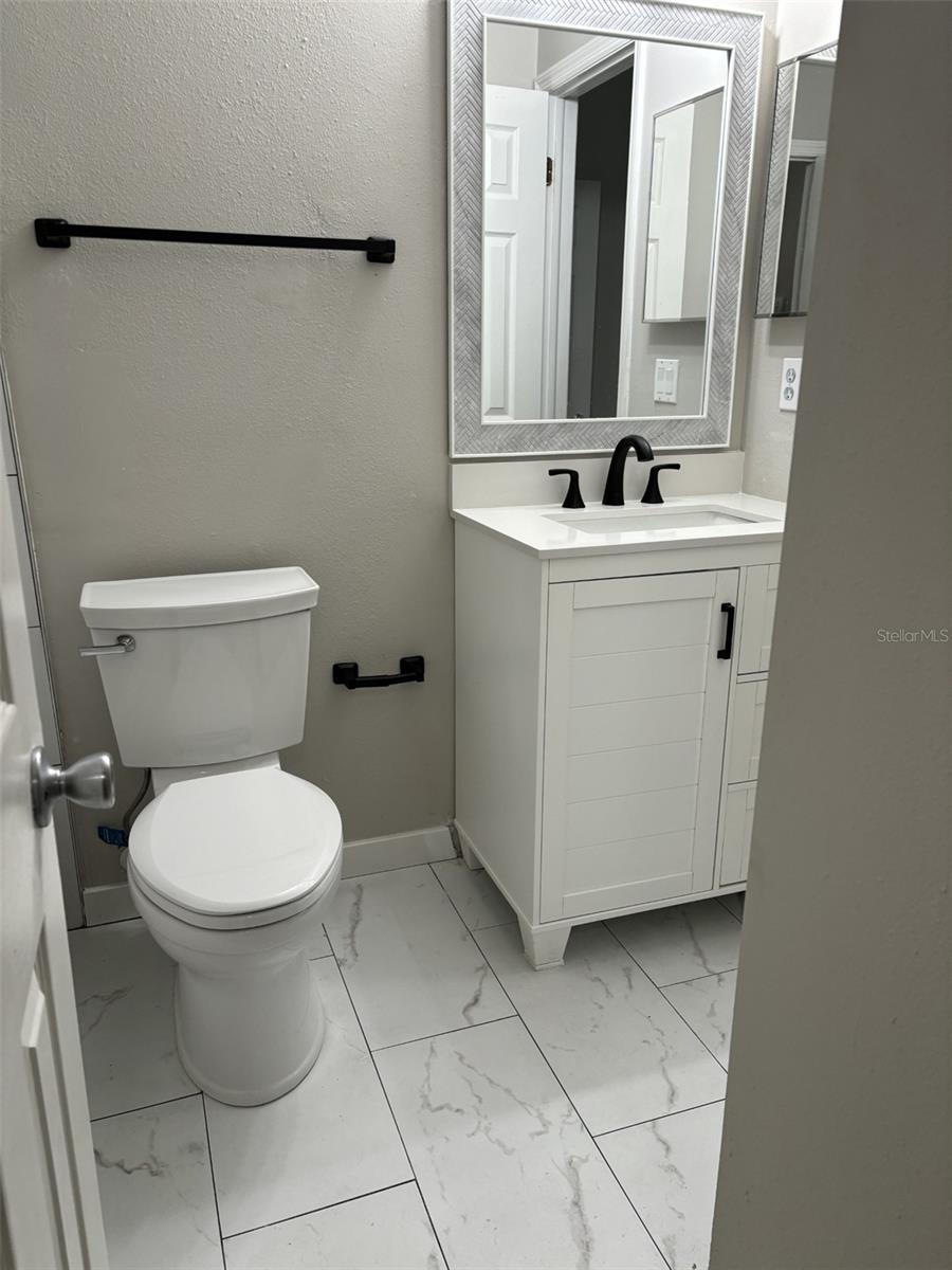 Listing photo id 11 for 7621 Colonial Court