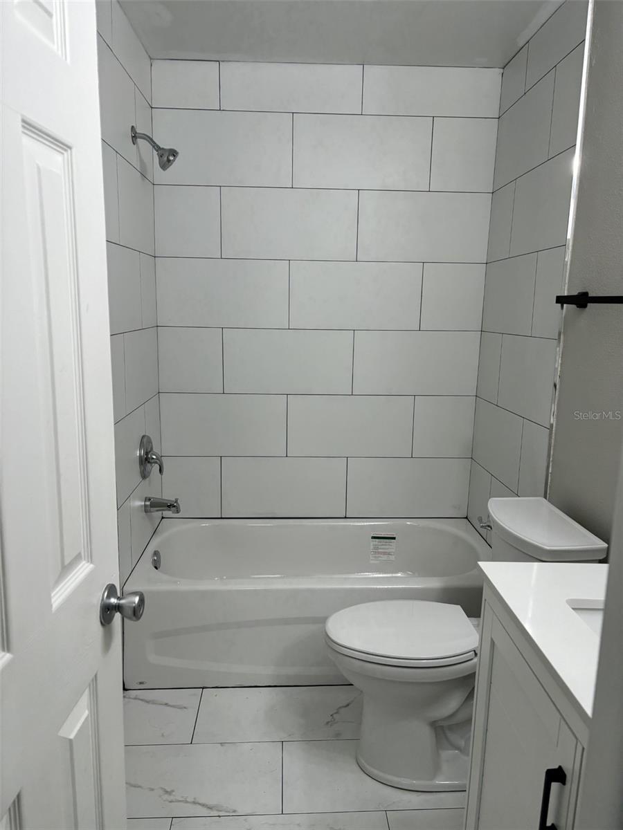 Listing photo id 12 for 7621 Colonial Court