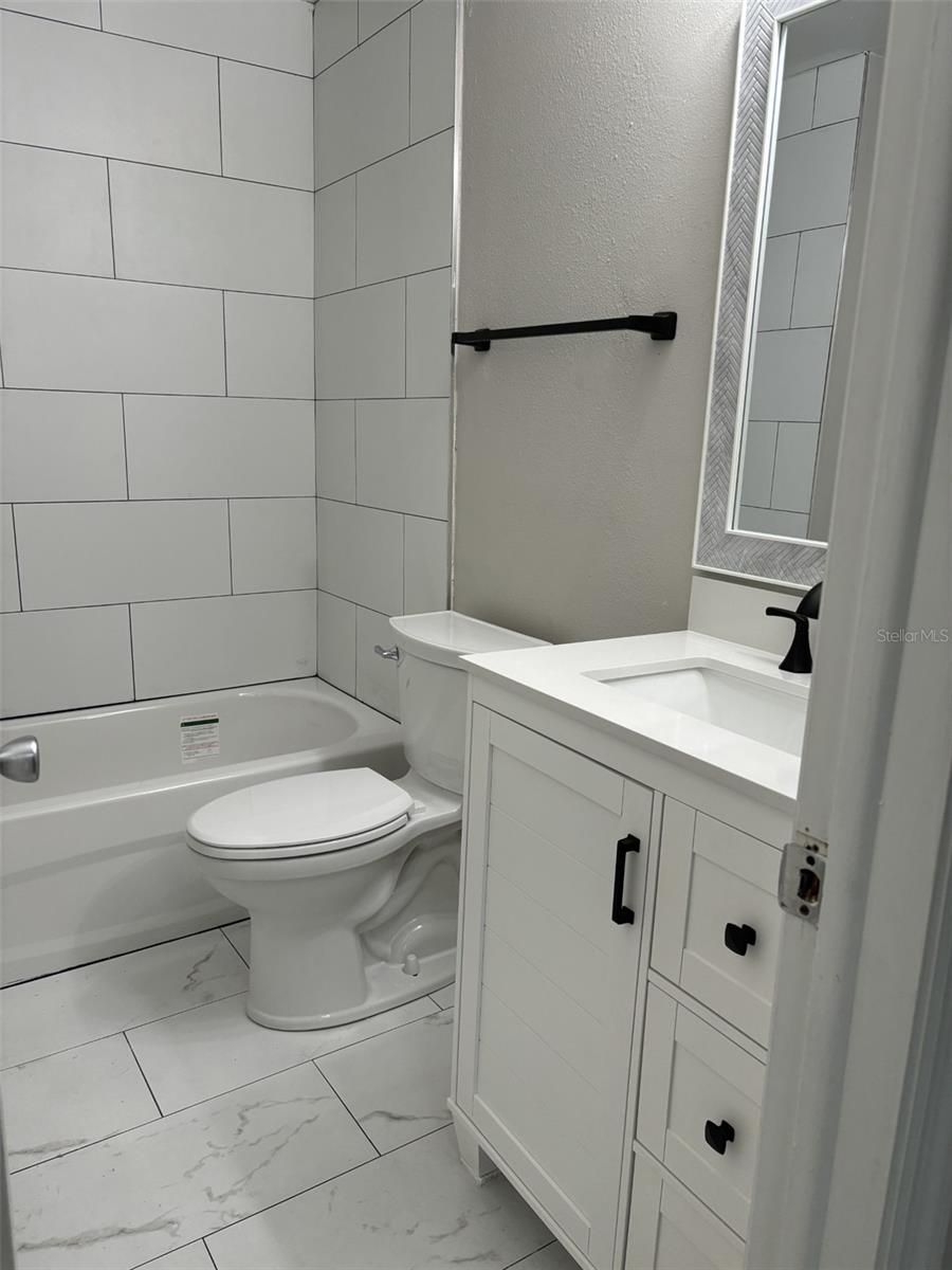 Listing photo id 13 for 7621 Colonial Court