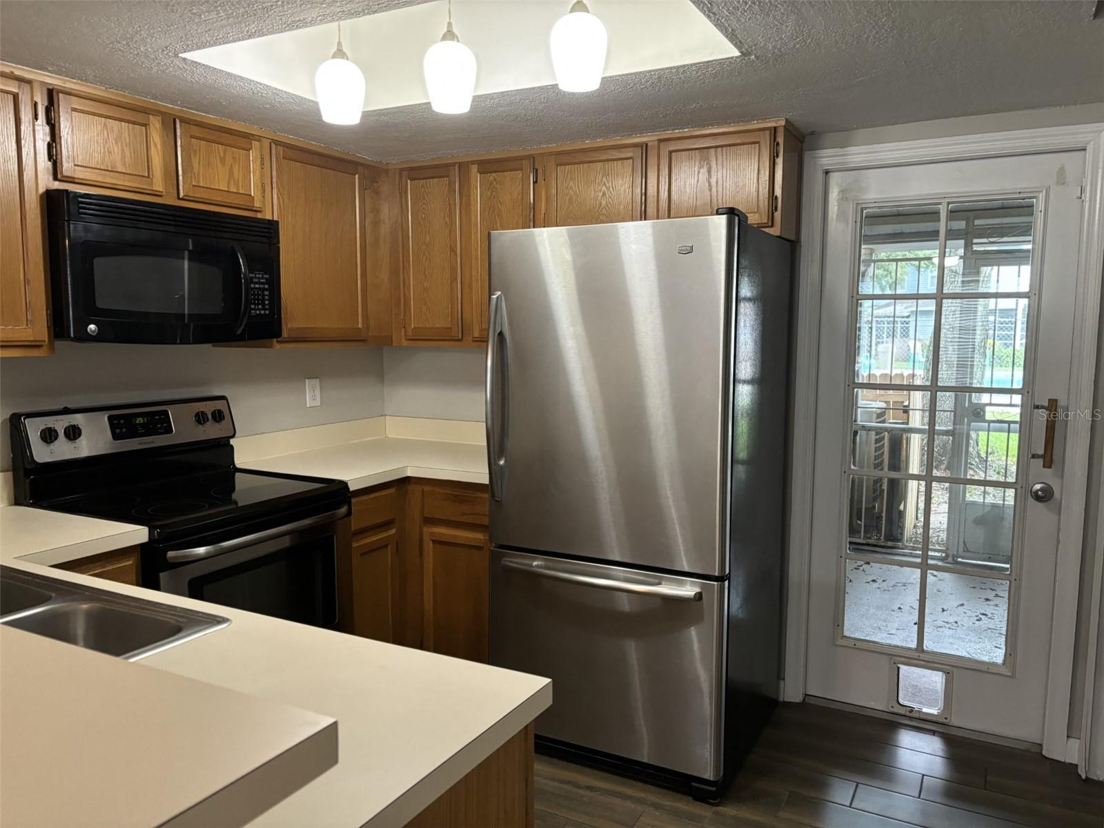 Listing photo id 1 for 7621 Colonial Court