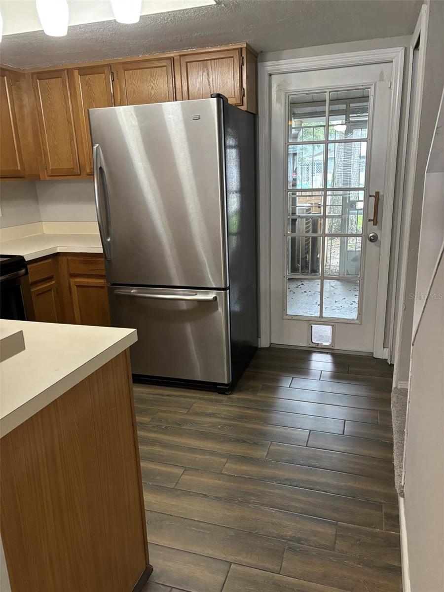 Listing photo id 2 for 7621 Colonial Court