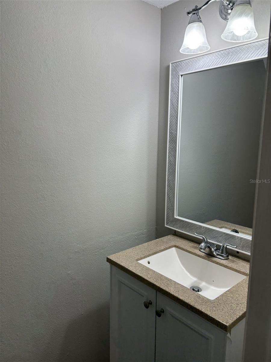 Listing photo id 4 for 7621 Colonial Court