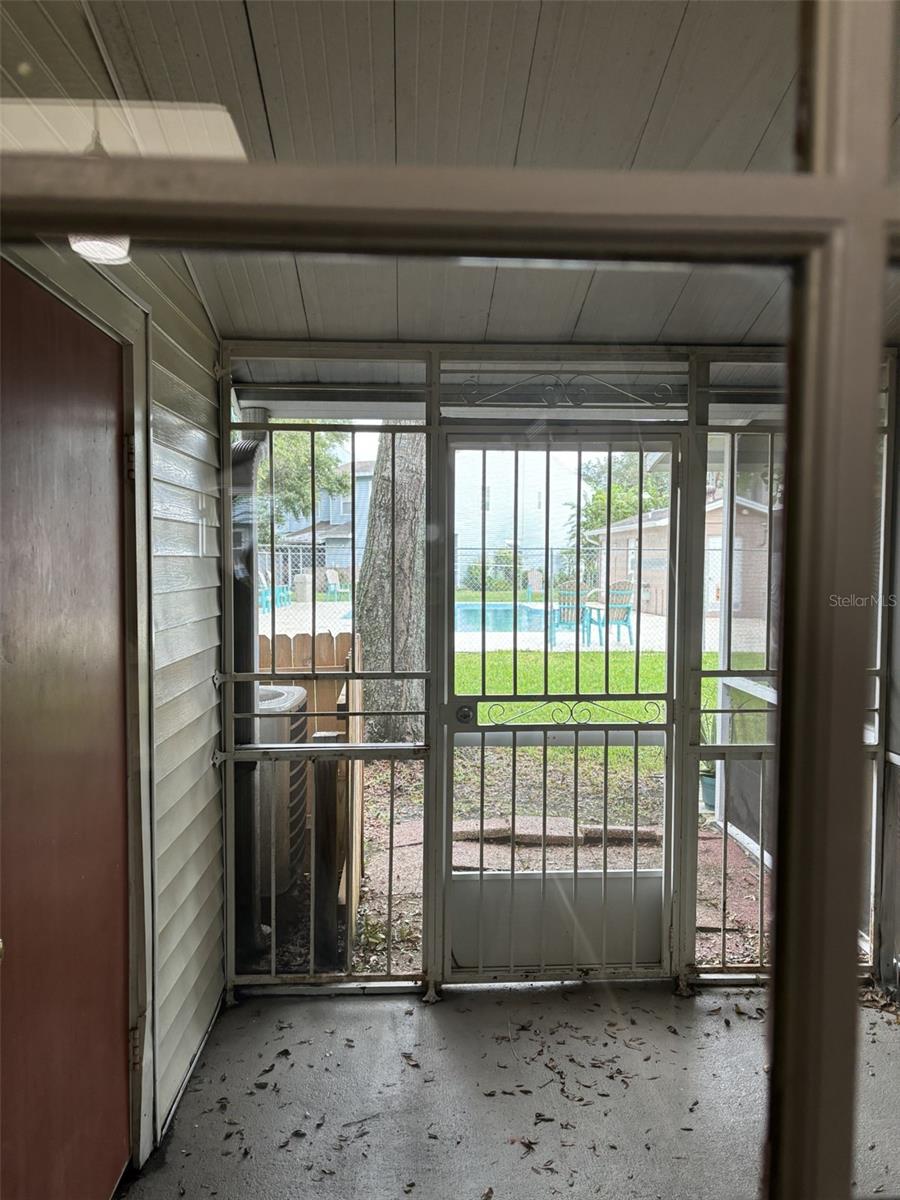 Listing photo id 5 for 7621 Colonial Court