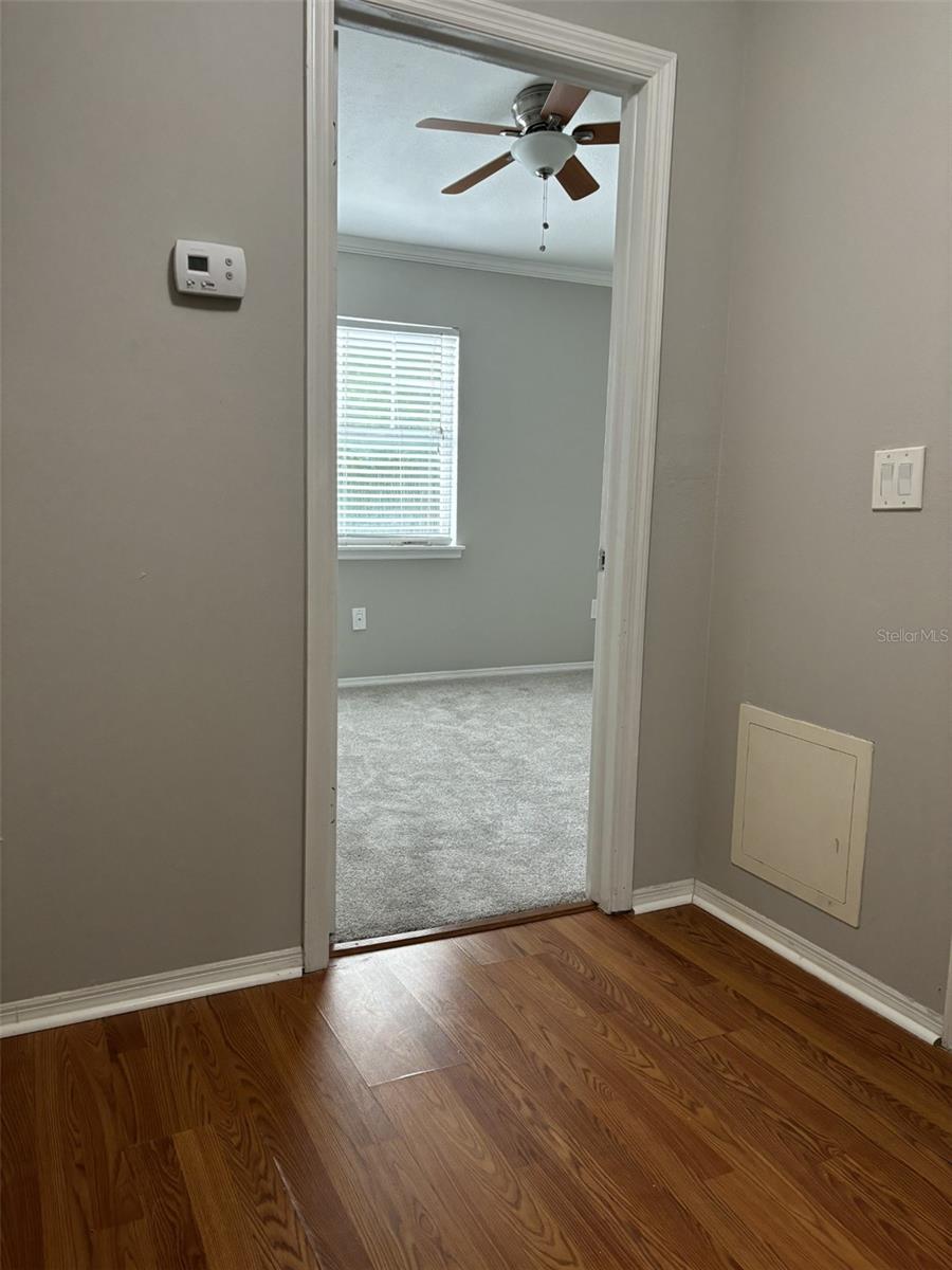 Listing photo id 7 for 7621 Colonial Court