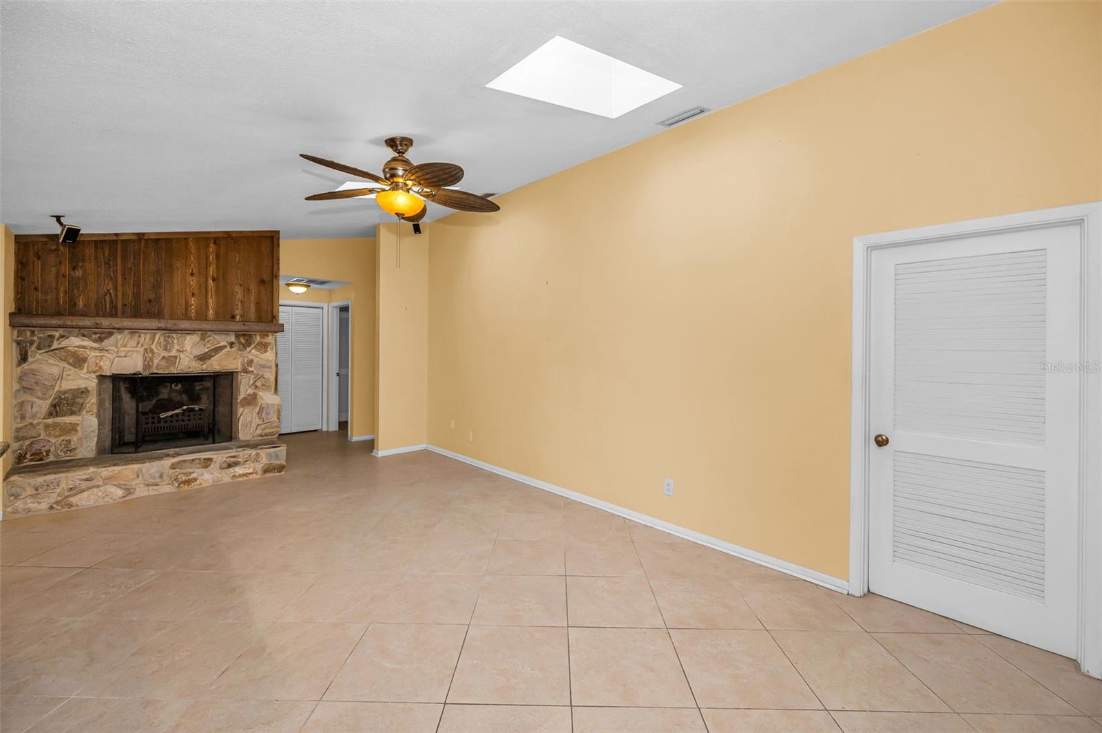 Listing photo id 25 for 760 Village Way