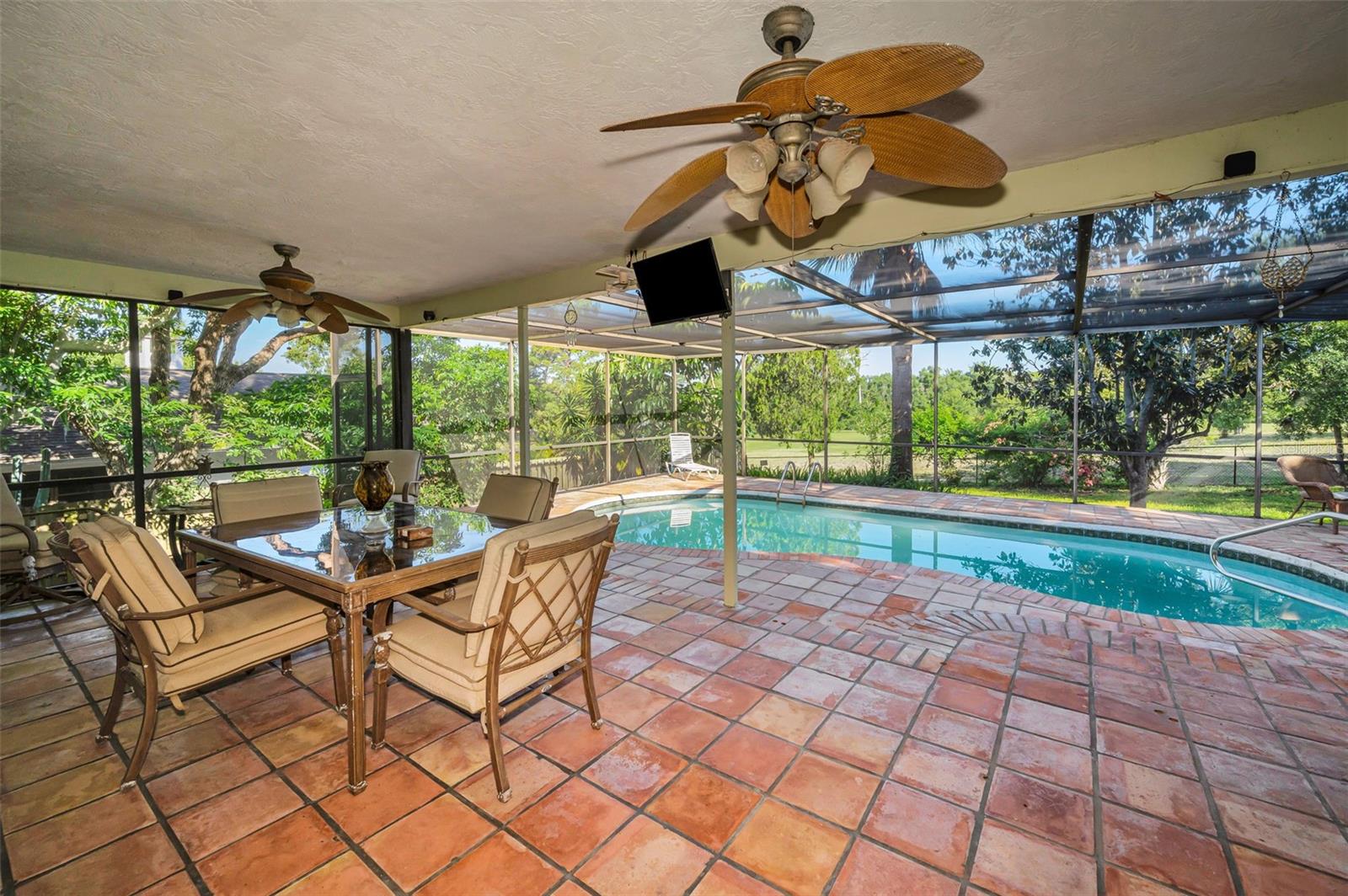 Listing photo id 34 for 760 Village Way