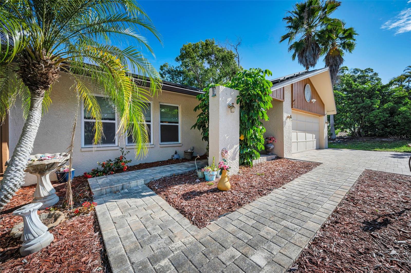 Listing photo id 5 for 760 Village Way