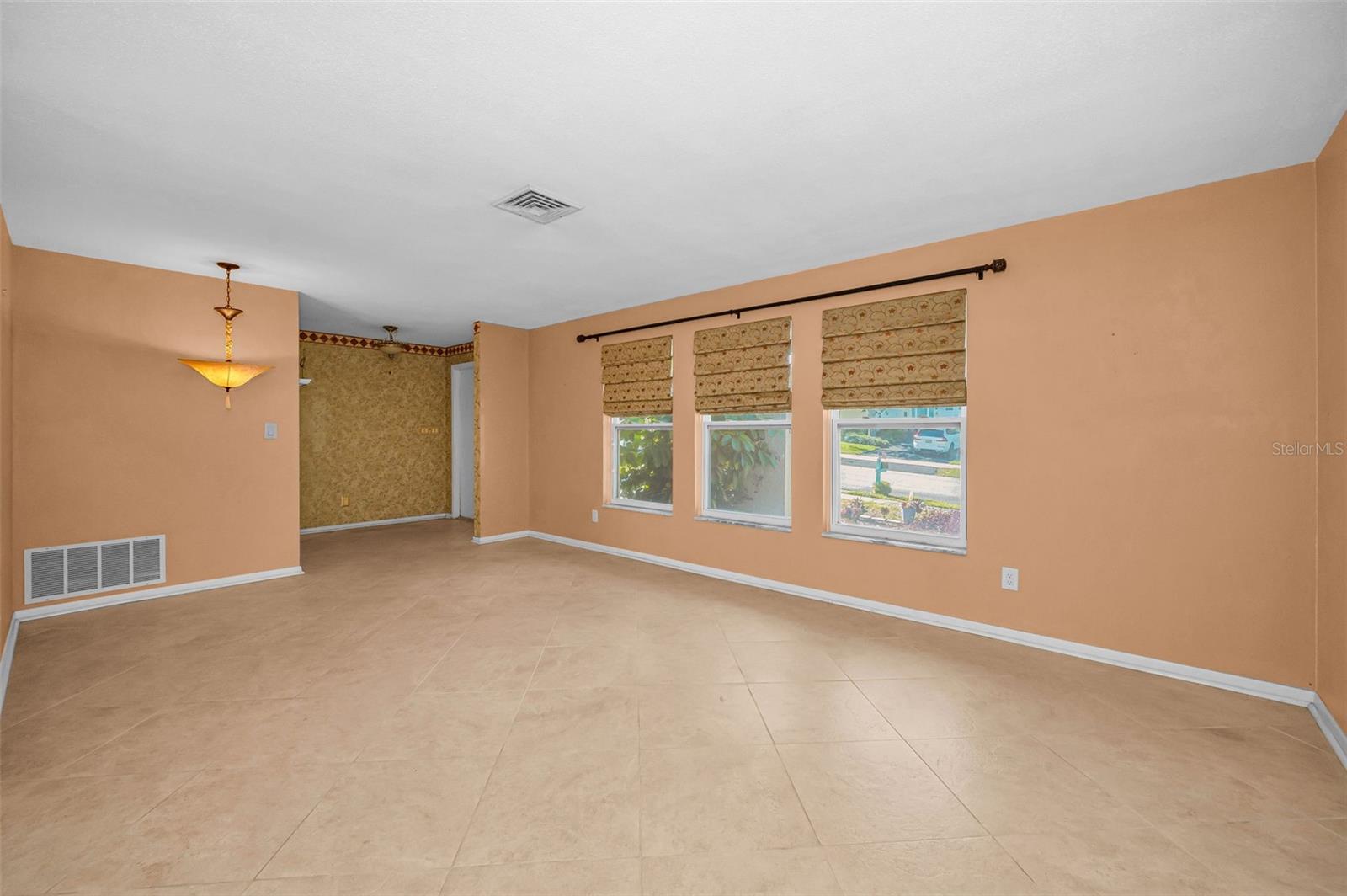 Listing photo id 7 for 760 Village Way