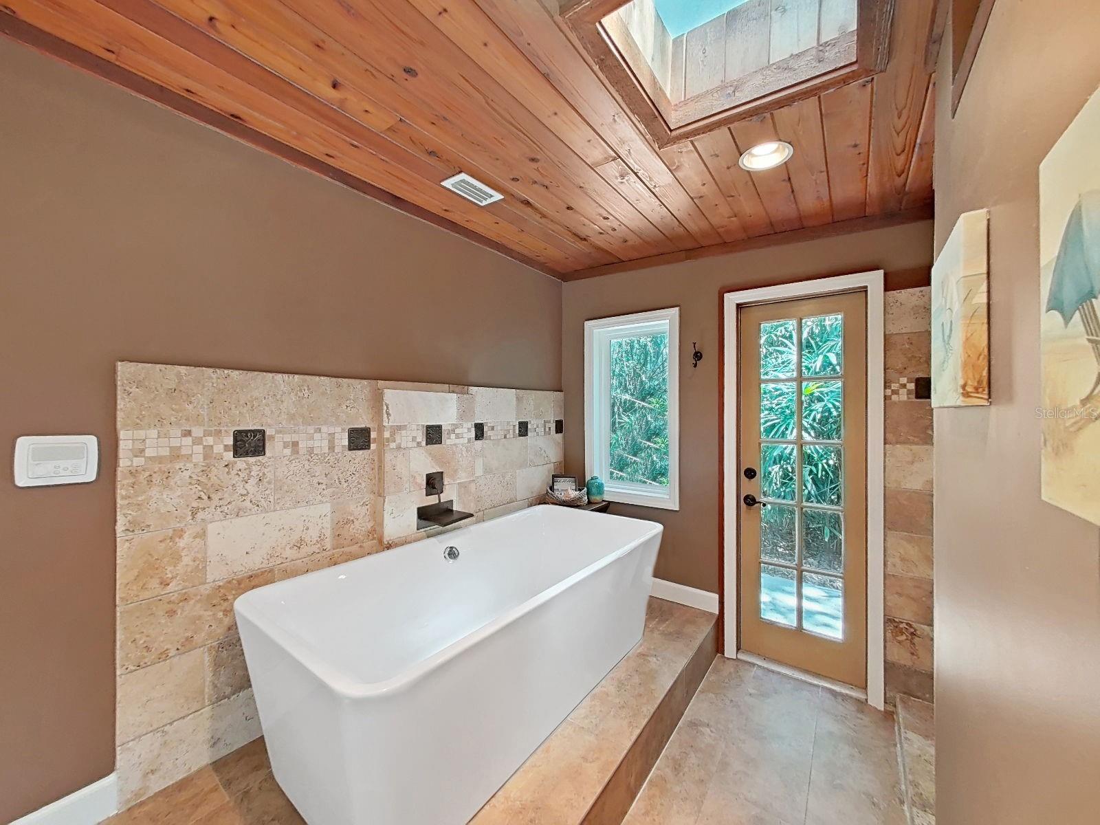 Listing photo id 33 for 18835 Tracer Drive