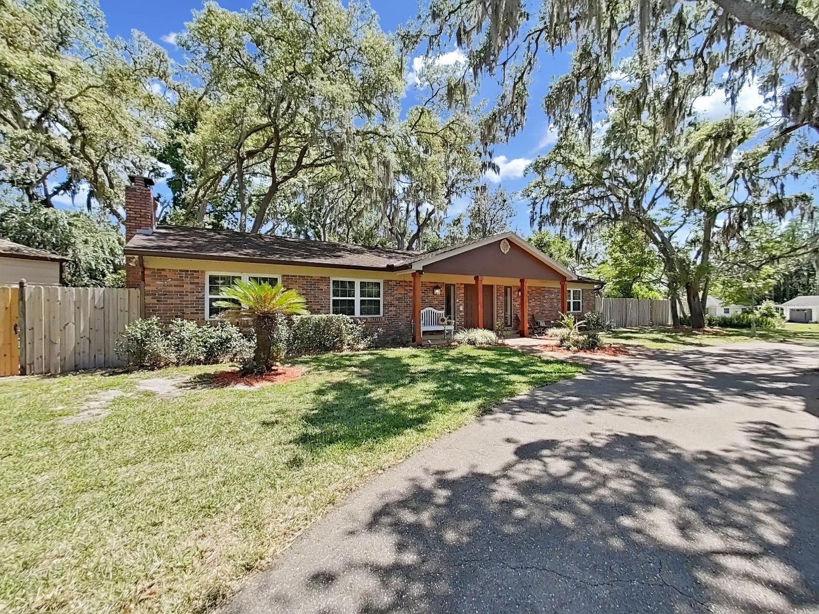 Listing photo id 2 for 18835 Tracer Drive