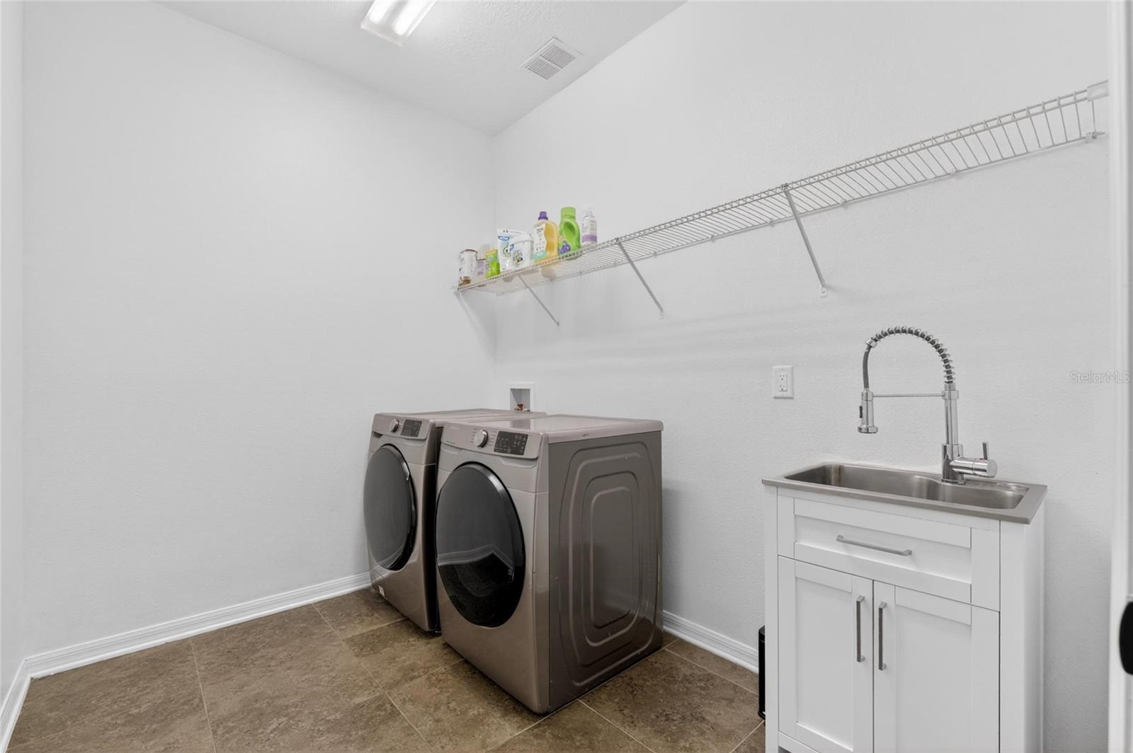 Listing photo id 11 for 11807 Harpswell Drive