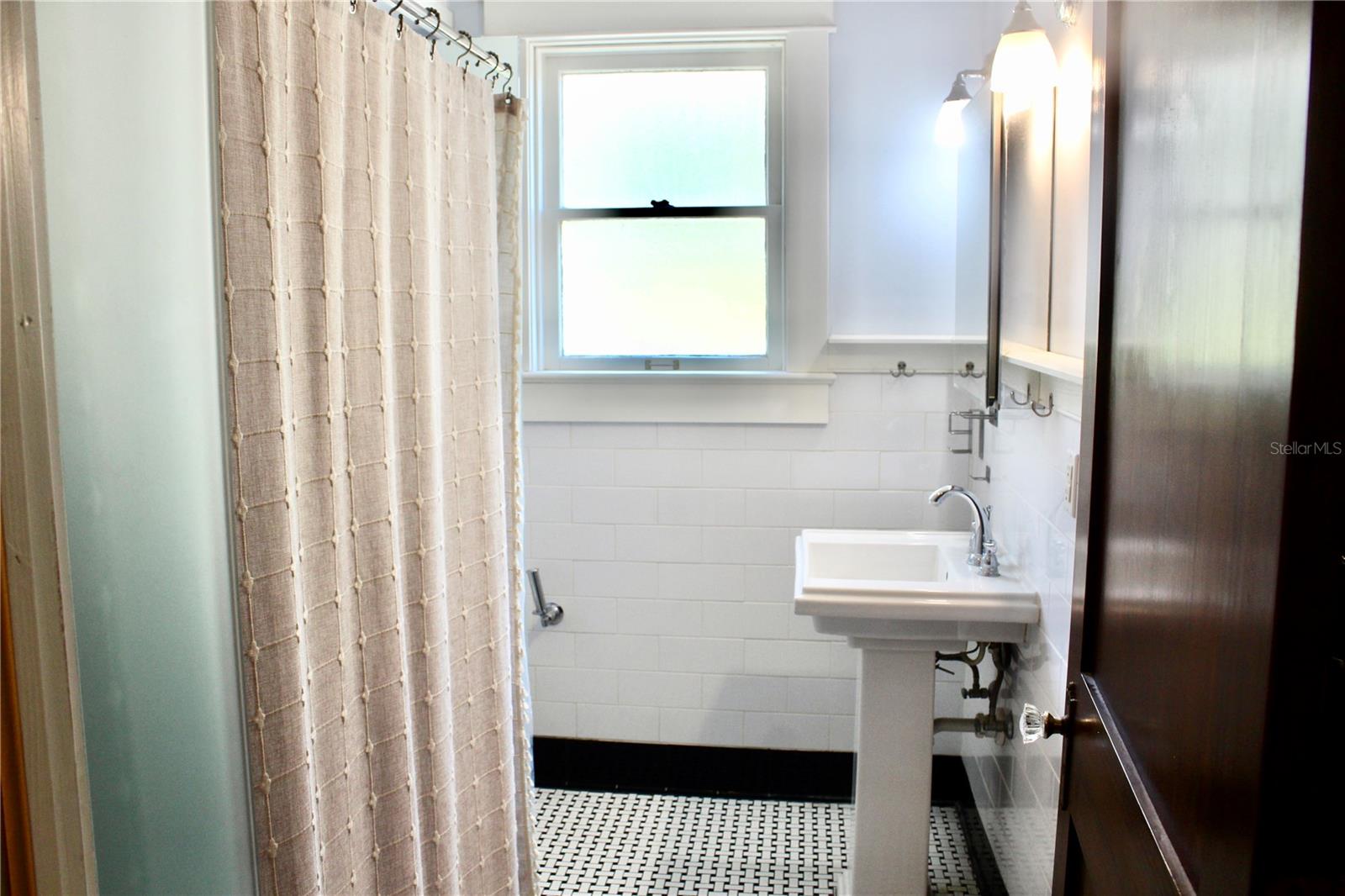 Image 11 of 22 For 701 Swann Avenue 1