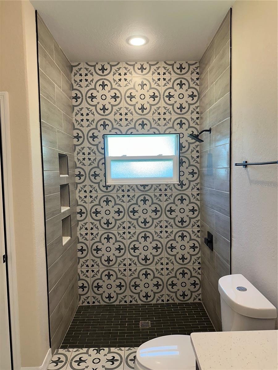 Image 10 of 32 For 1404 Lowry Avenue E