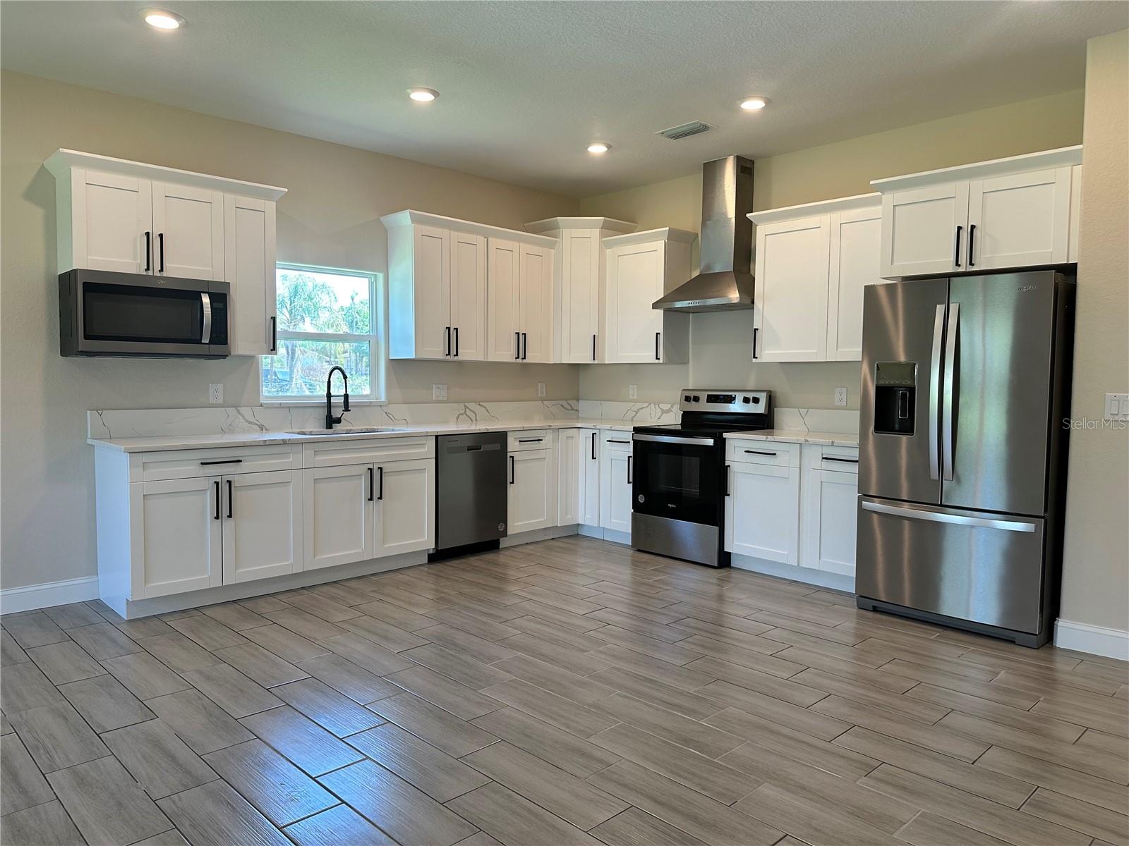 Image 3 of 32 For 1404 Lowry Avenue E