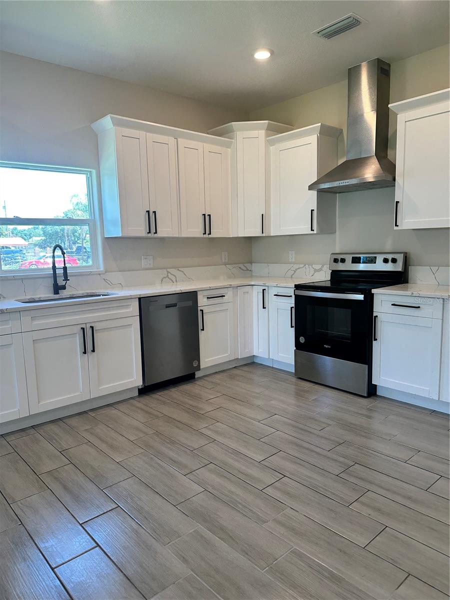 Image 5 of 32 For 1404 Lowry Avenue E