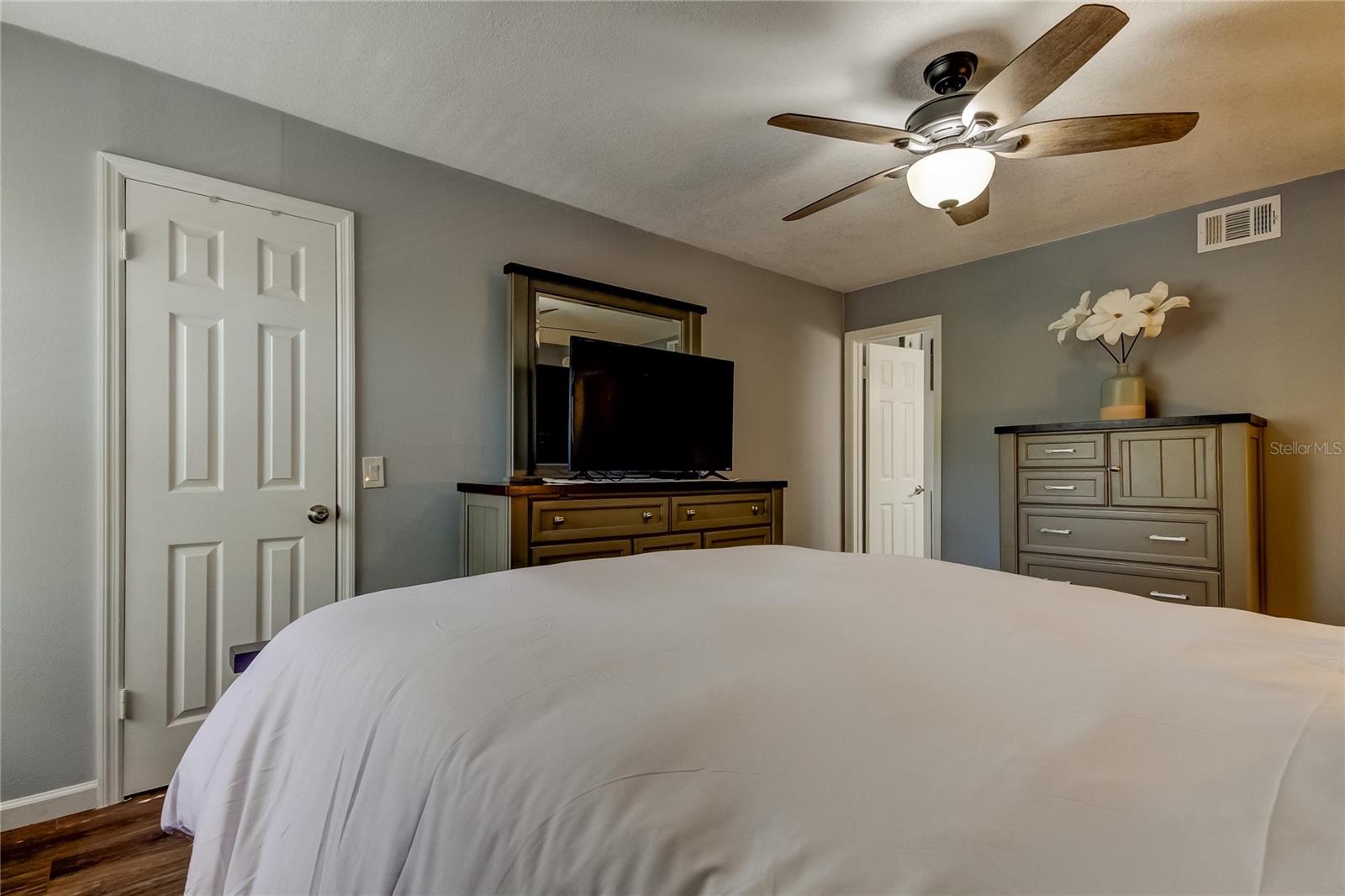 Image 21 of 45 For 2400 Feather Sound Drive 1228