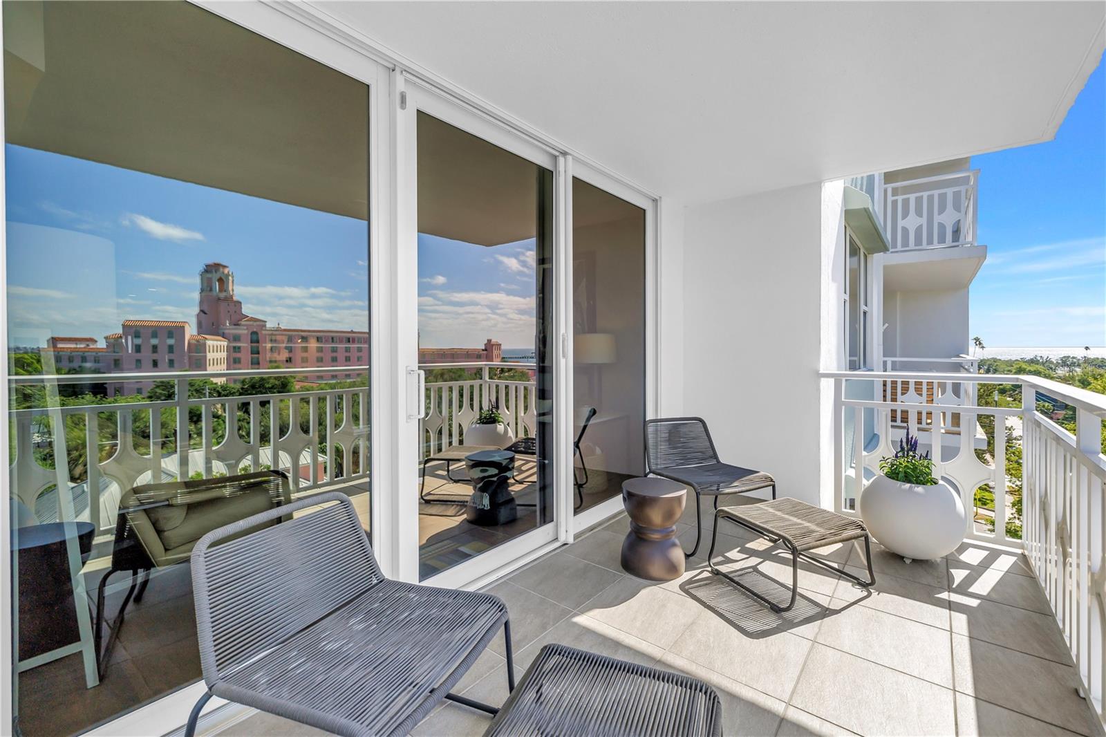 Image 11 of 52 For 700 Beach Drive Ne 708