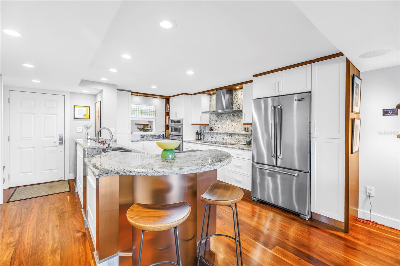 Image 14 of 52 For 700 Beach Drive Ne 708