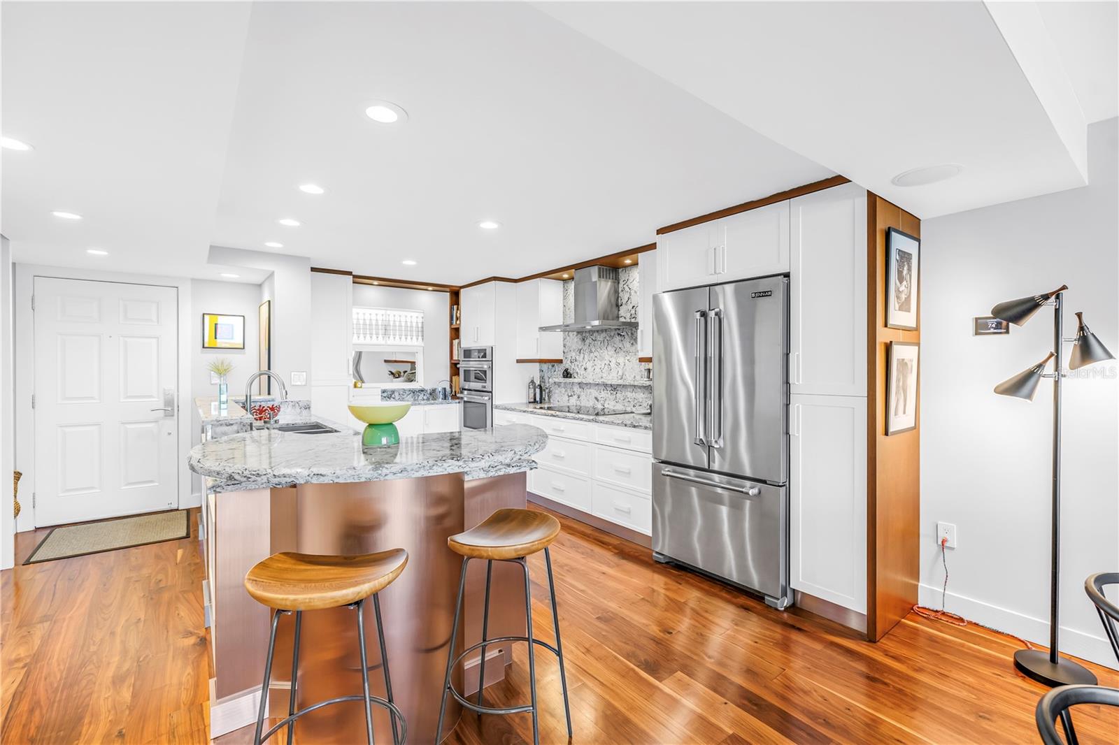 Image 15 of 52 For 700 Beach Drive Ne 708