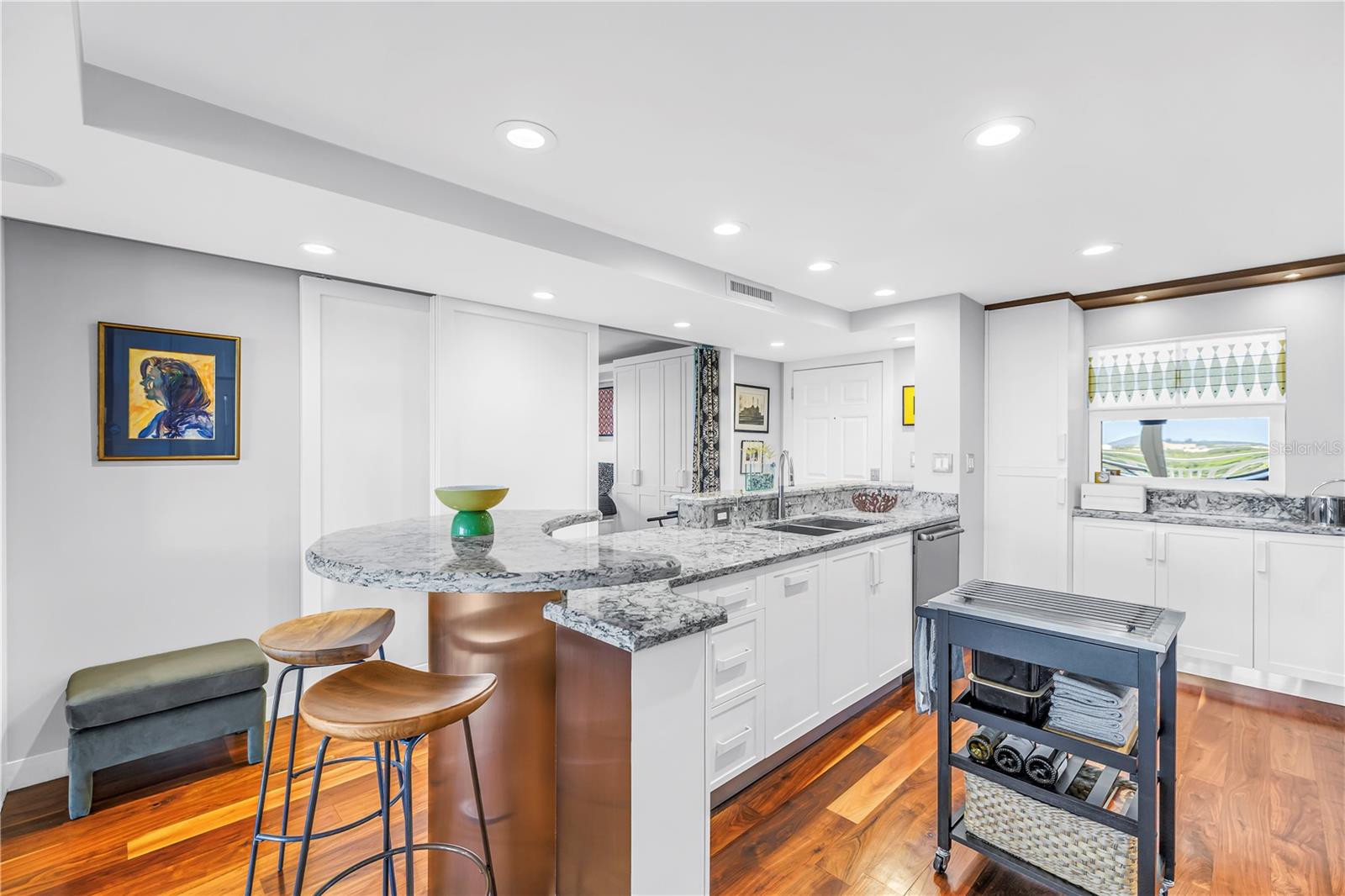 Image 16 of 52 For 700 Beach Drive Ne 708