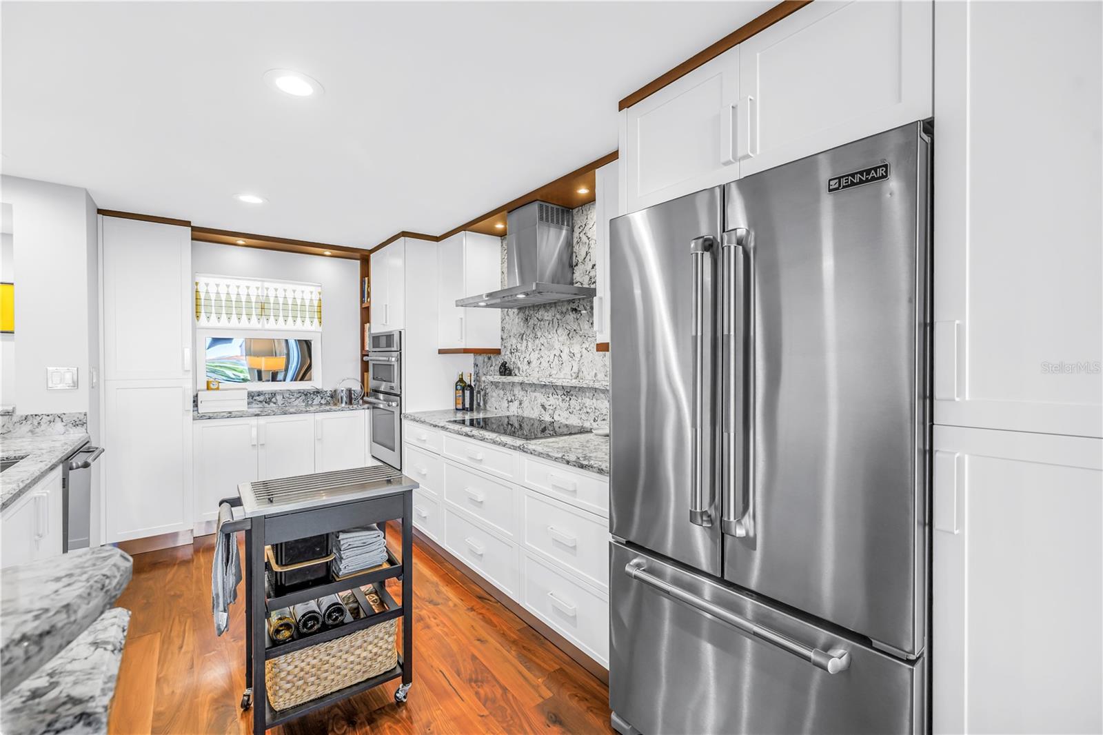 Image 19 of 52 For 700 Beach Drive Ne 708