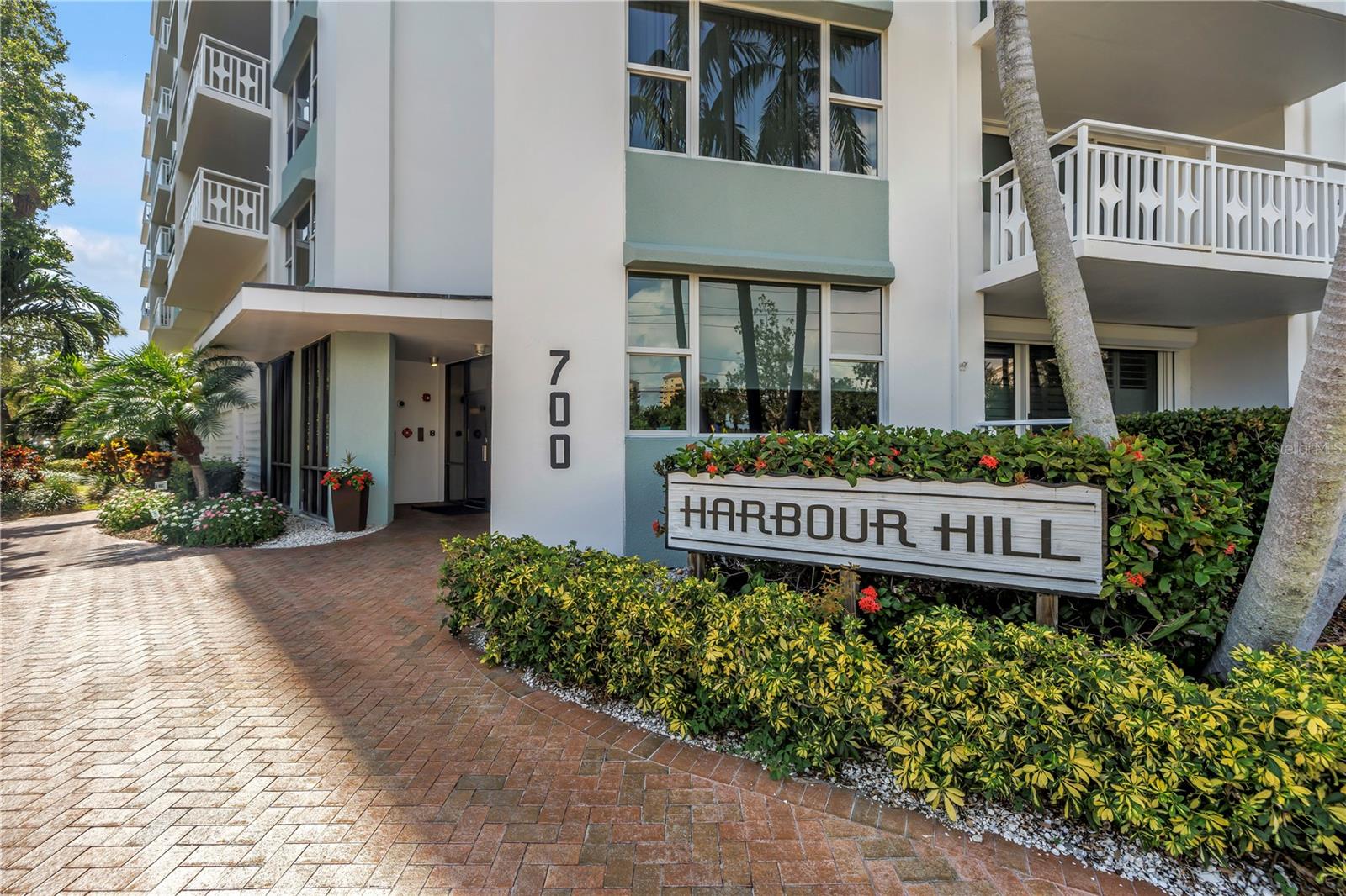 Image 2 of 52 For 700 Beach Drive Ne 708