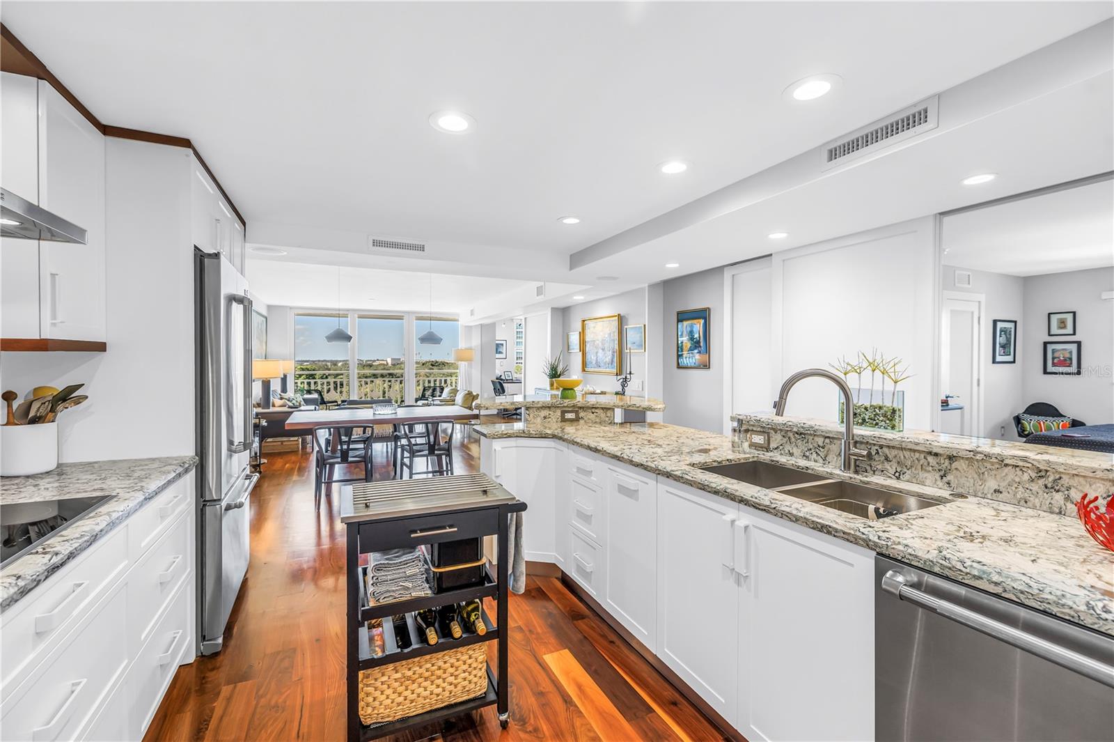 Image 21 of 52 For 700 Beach Drive Ne 708