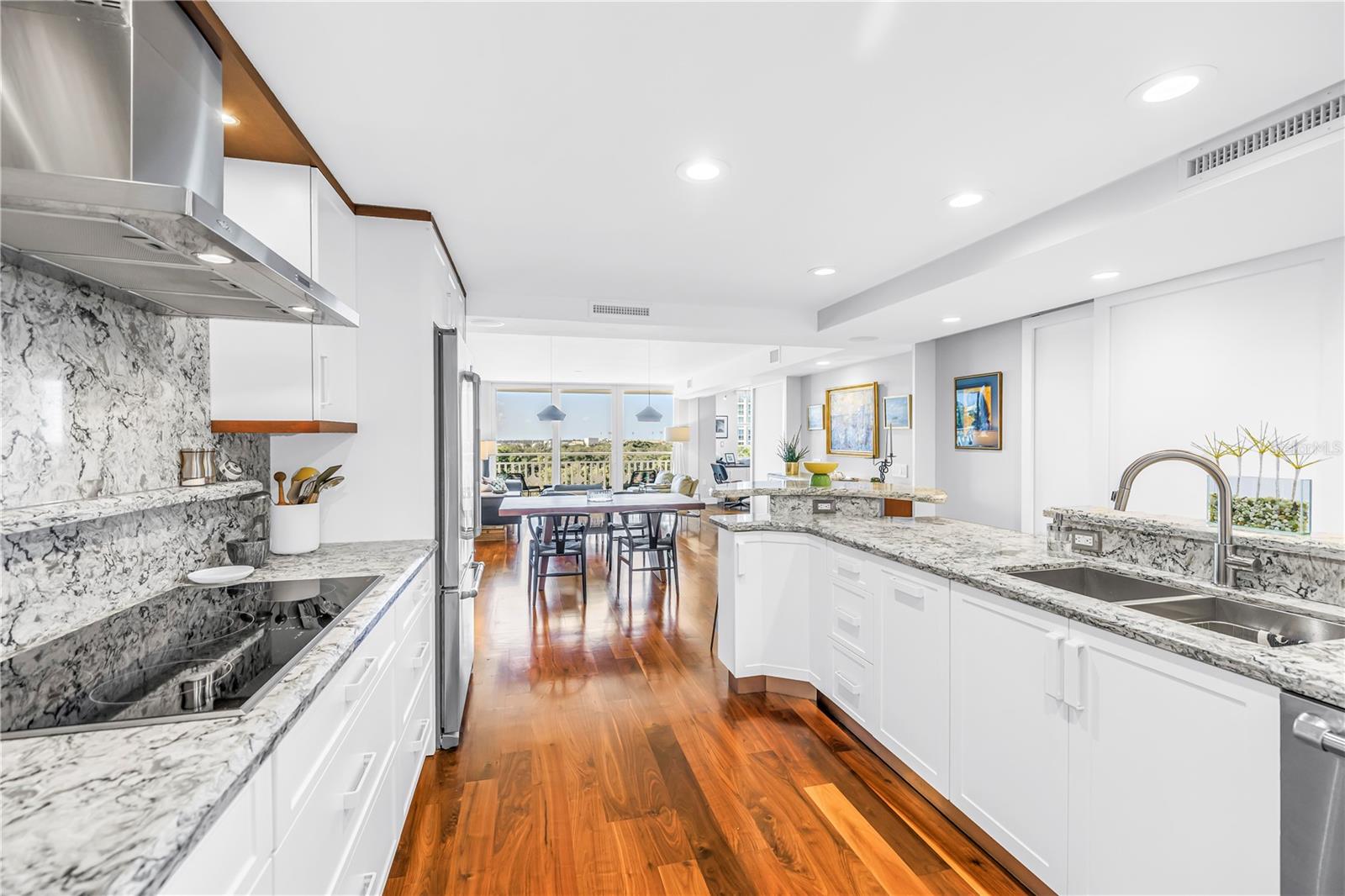 Image 22 of 52 For 700 Beach Drive Ne 708