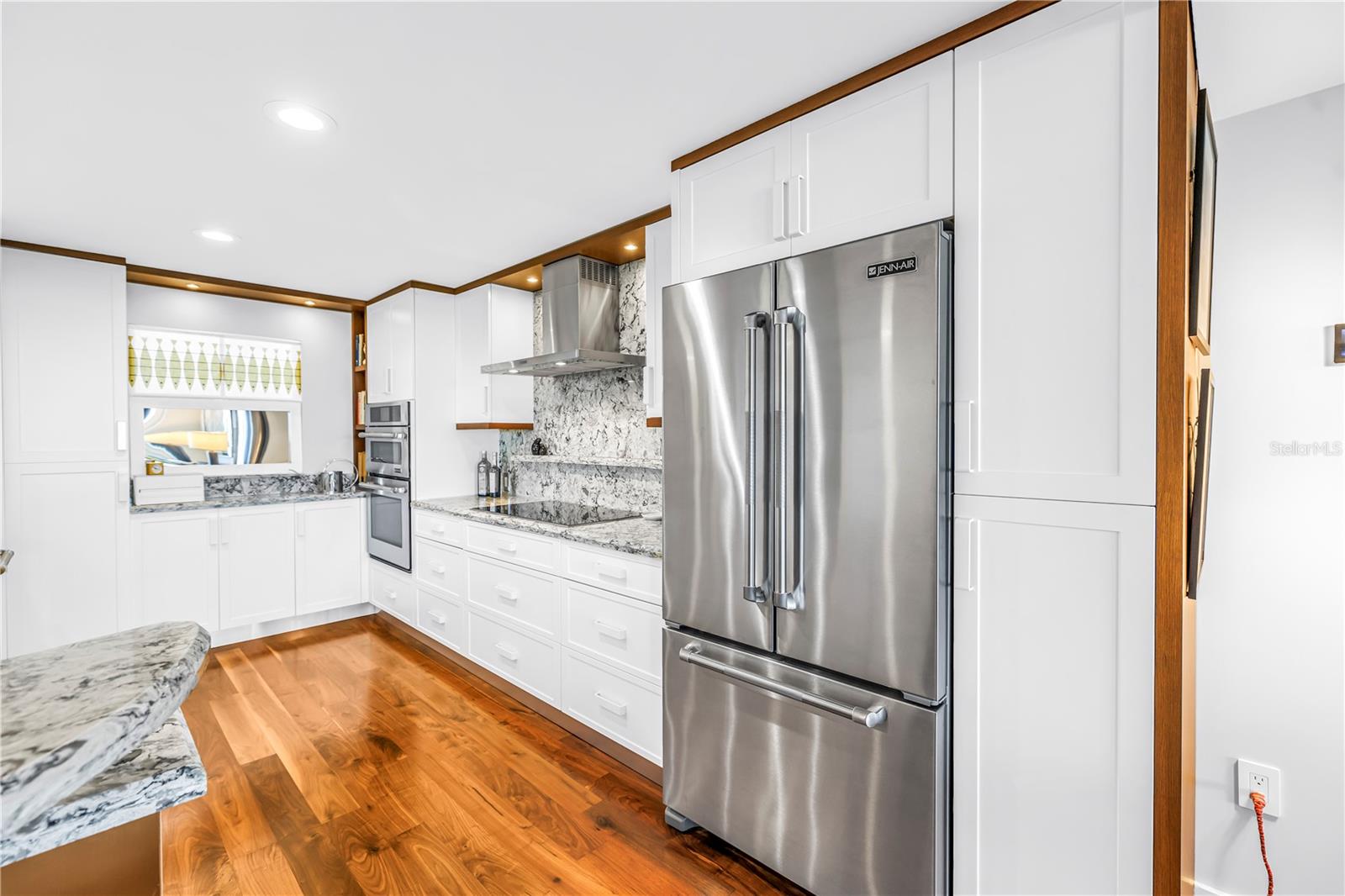 Image 23 of 52 For 700 Beach Drive Ne 708