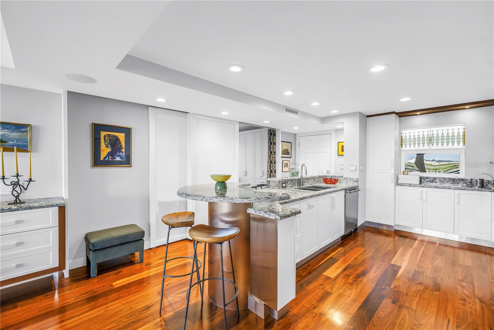 Image 24 of 52 For 700 Beach Drive Ne 708