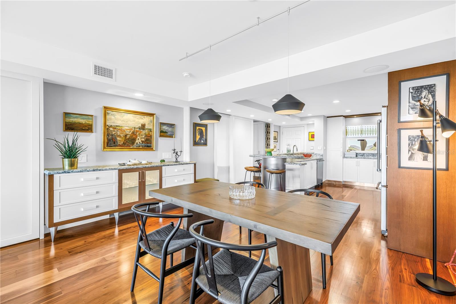 Image 26 of 52 For 700 Beach Drive Ne 708