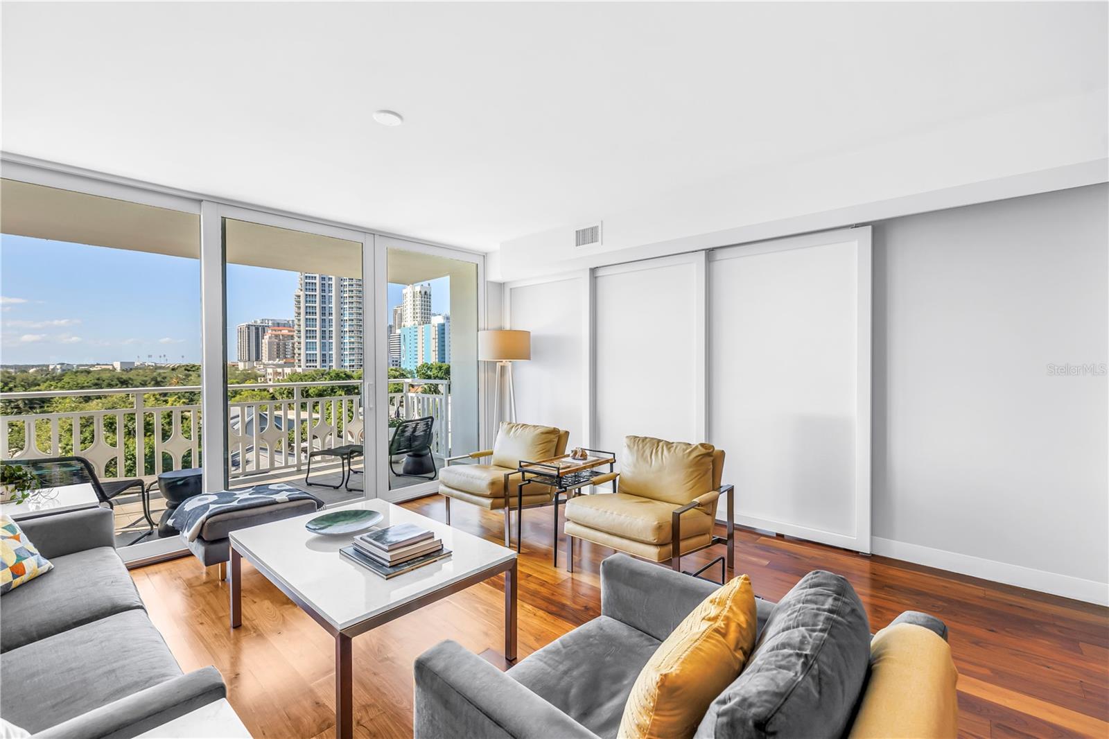 Image 28 of 52 For 700 Beach Drive Ne 708