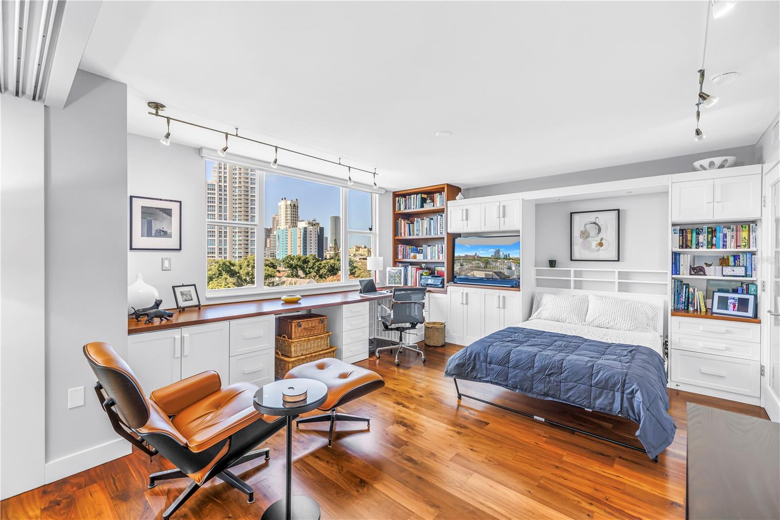 Image 31 of 52 For 700 Beach Drive Ne 708