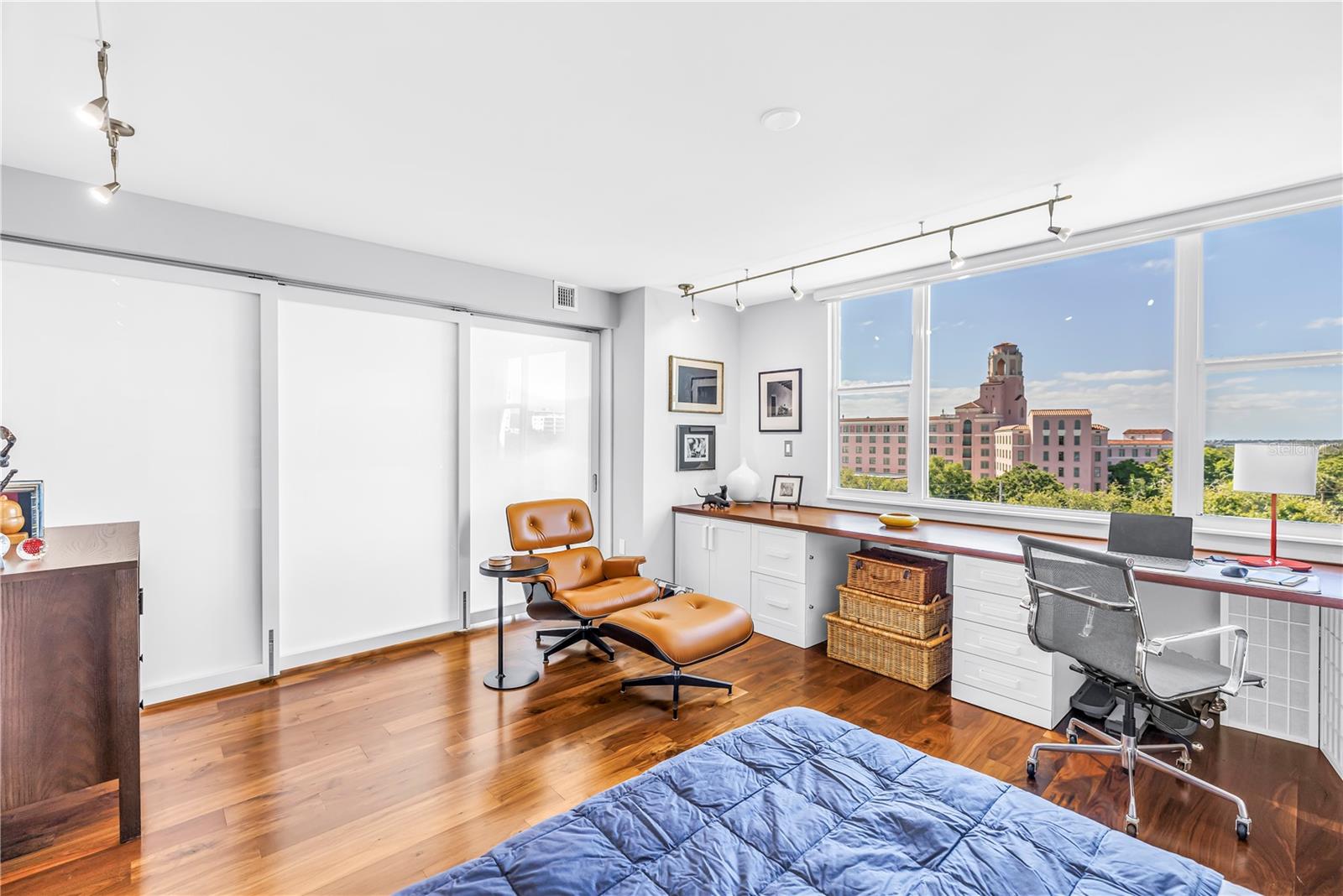 Image 32 of 52 For 700 Beach Drive Ne 708