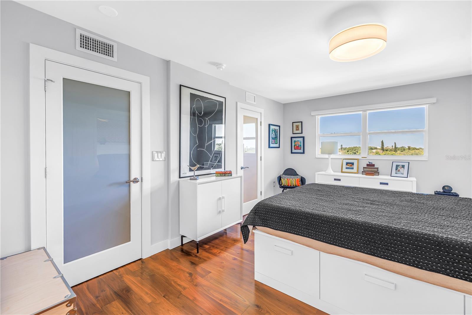 Image 40 of 52 For 700 Beach Drive Ne 708