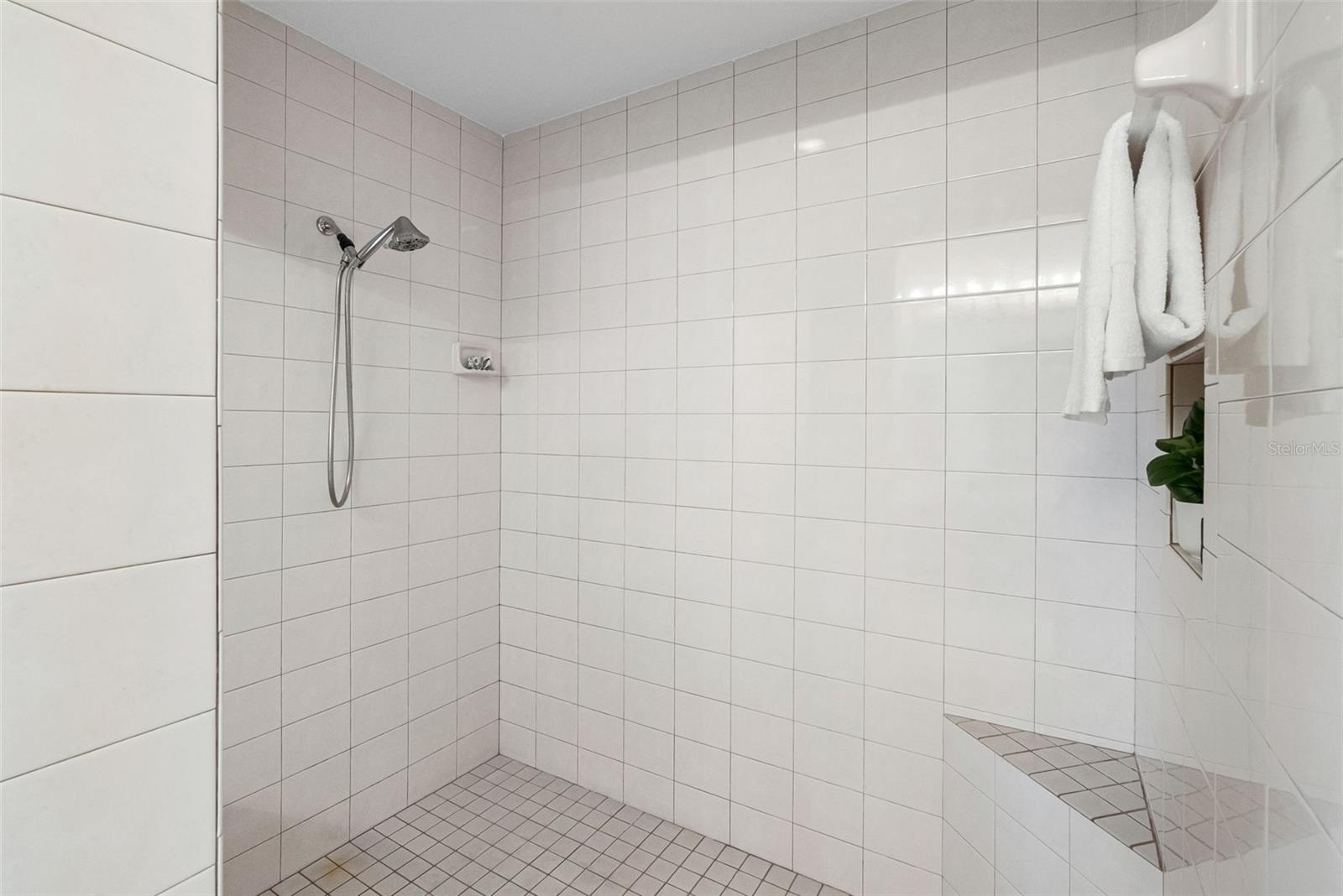 Image 16 of 67 For 304 Lake Kell Court