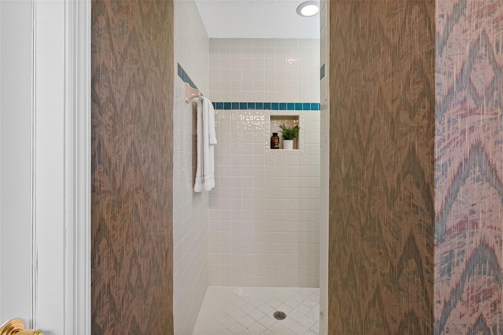 Image 39 of 67 For 304 Lake Kell Court