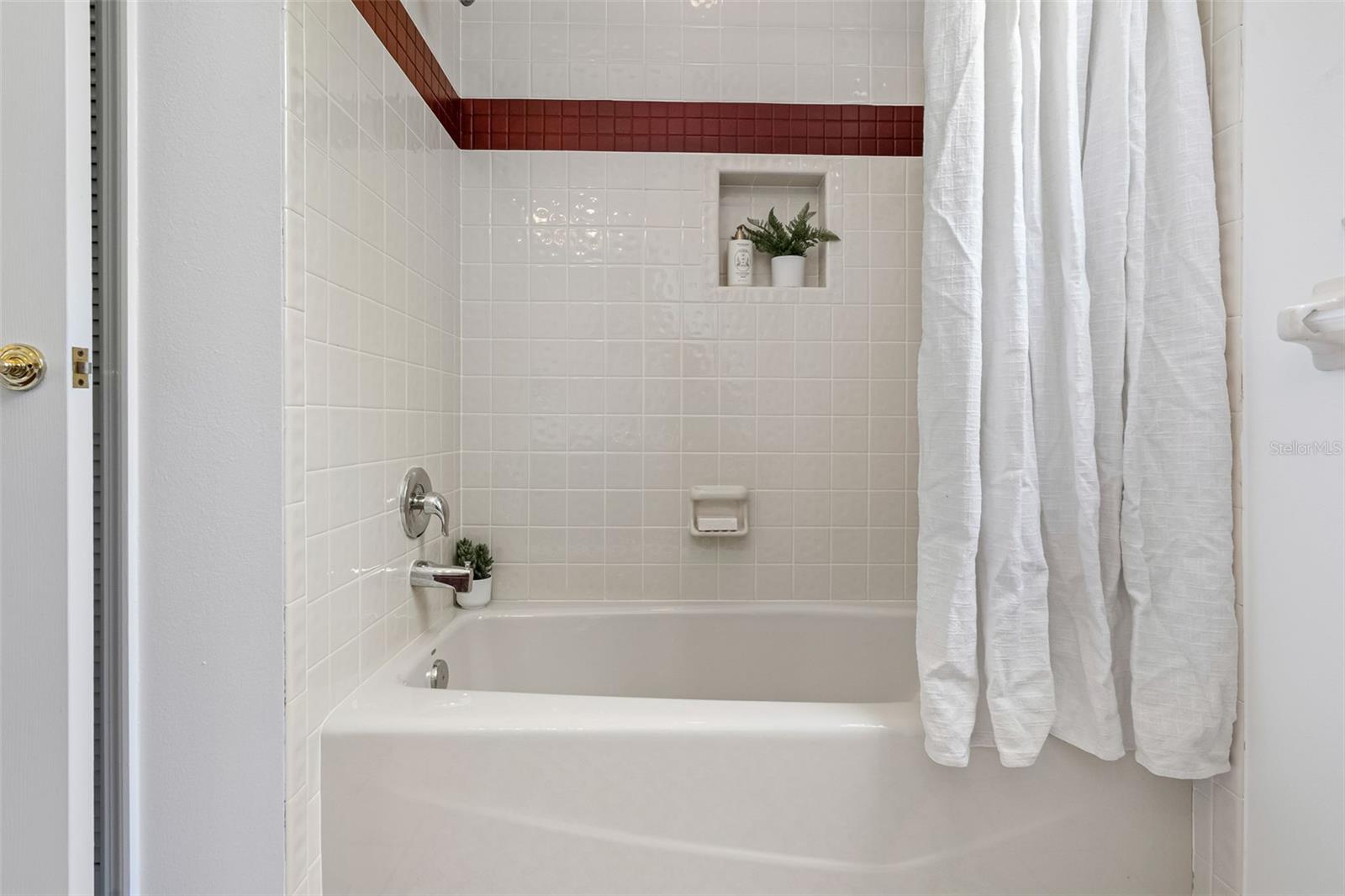 Image 43 of 67 For 304 Lake Kell Court