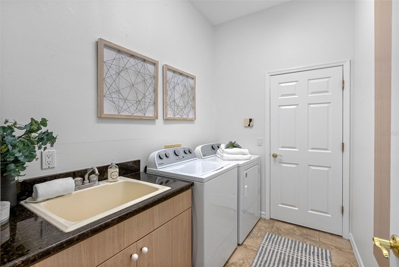 Image 44 of 67 For 304 Lake Kell Court