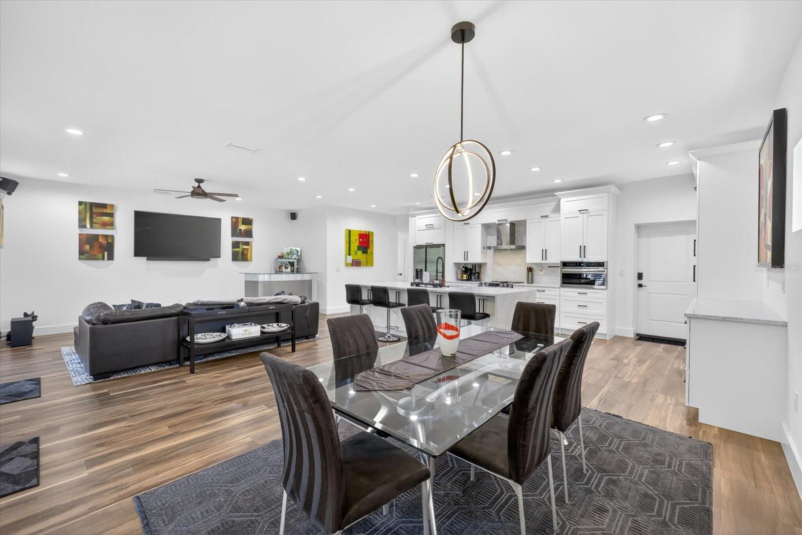 Listing photo id 13 for 7301 Elliott Street