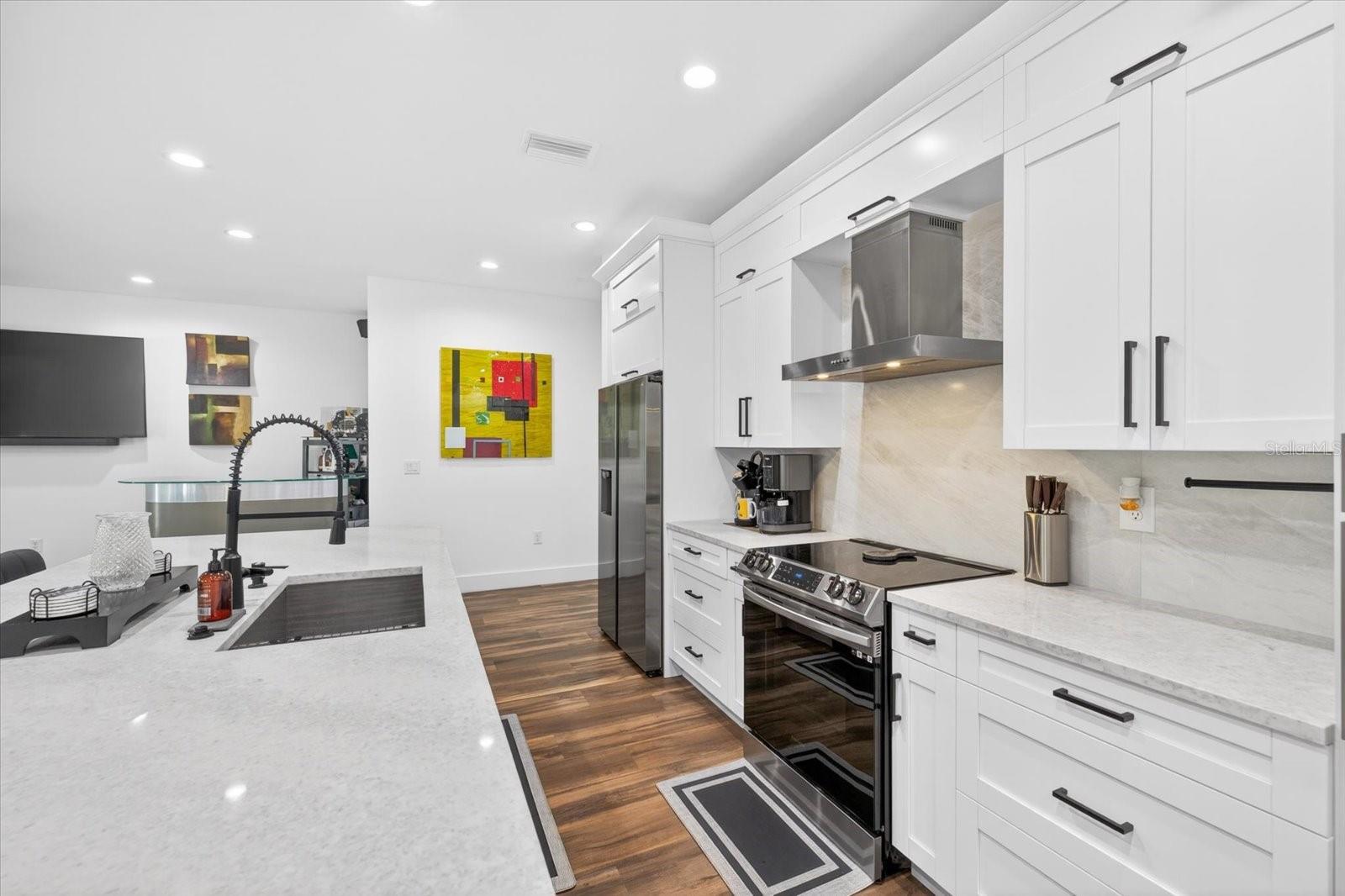 Listing photo id 15 for 7301 Elliott Street