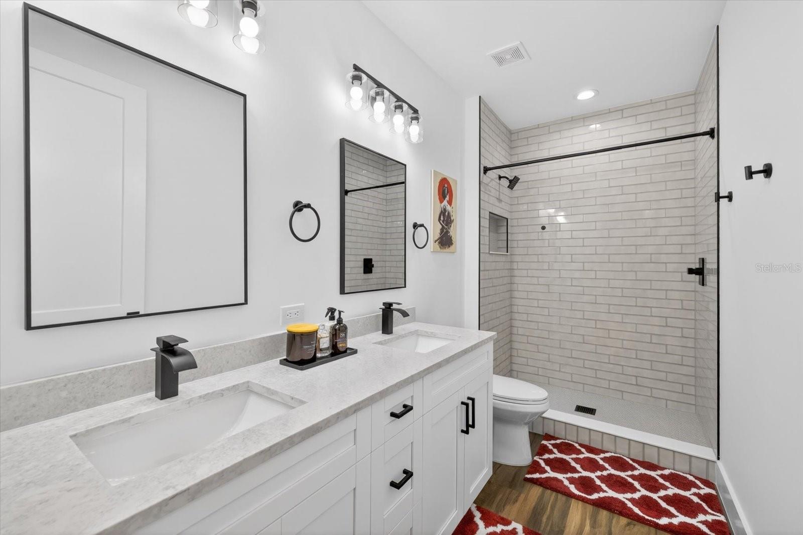 Listing photo id 24 for 7301 Elliott Street