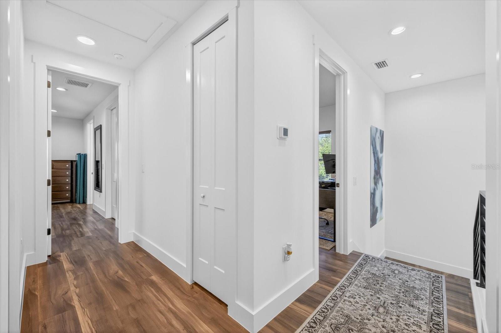 Listing photo id 31 for 7301 Elliott Street