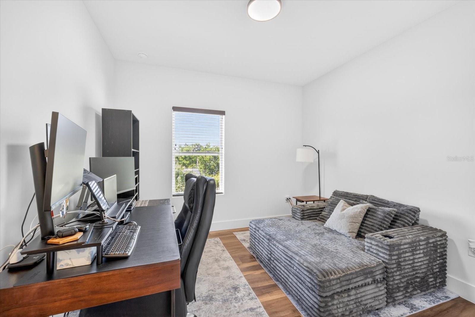 Listing photo id 41 for 7301 Elliott Street