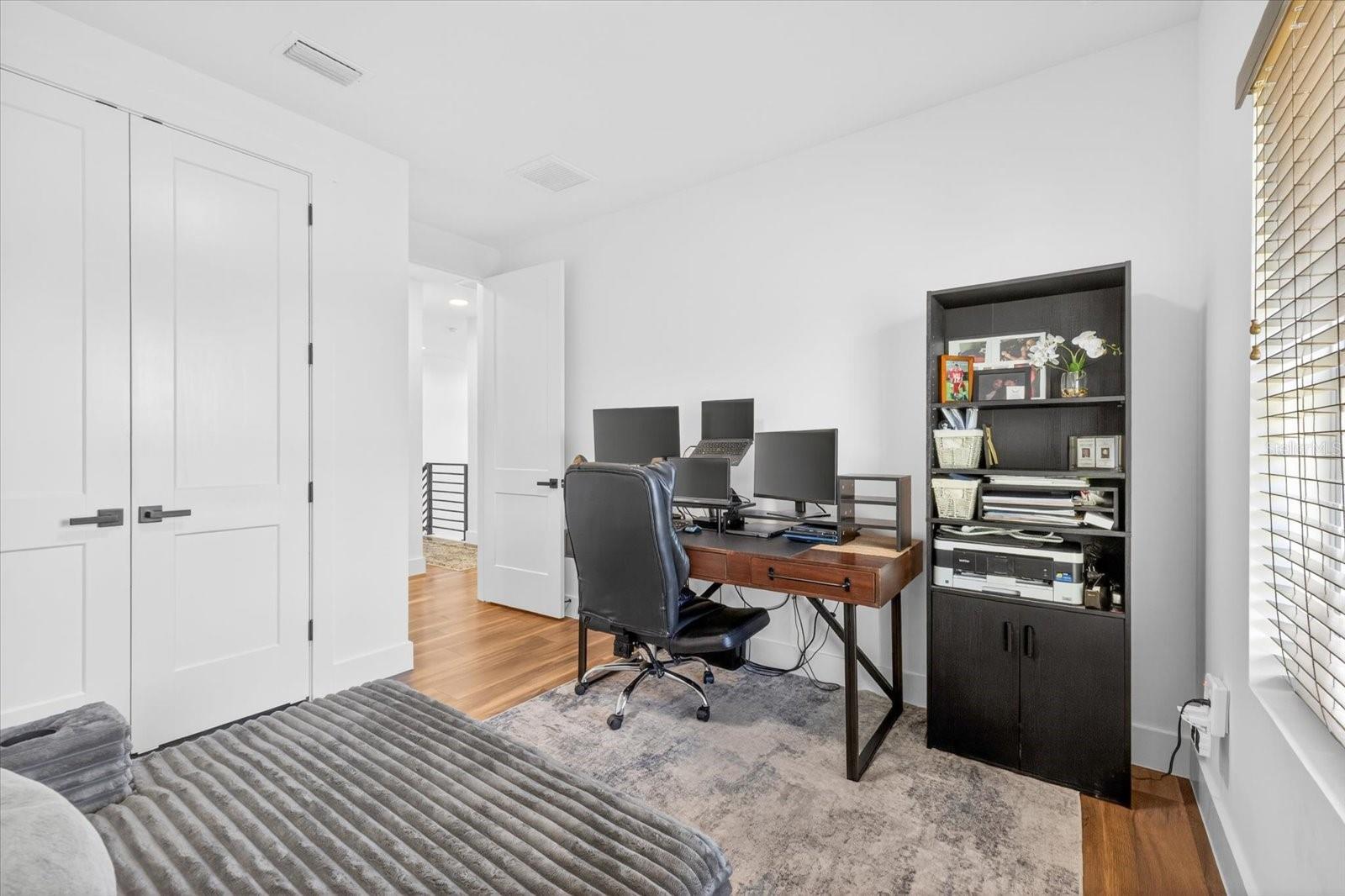 Listing photo id 42 for 7301 Elliott Street