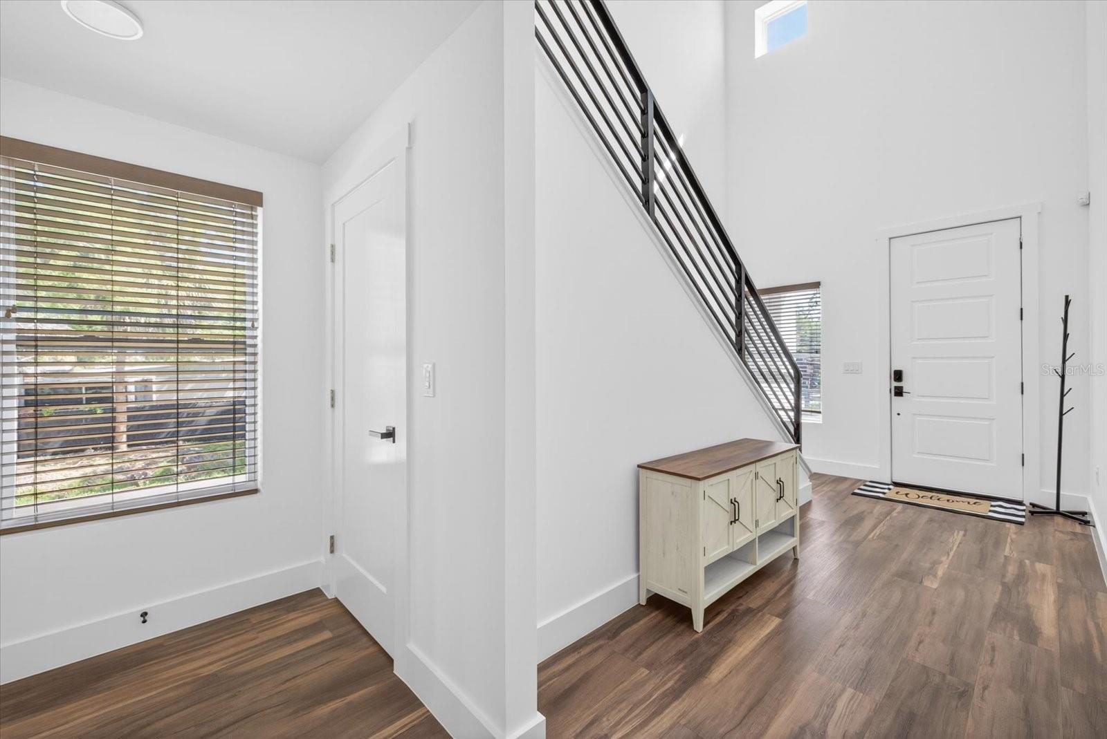 Listing photo id 3 for 7301 Elliott Street