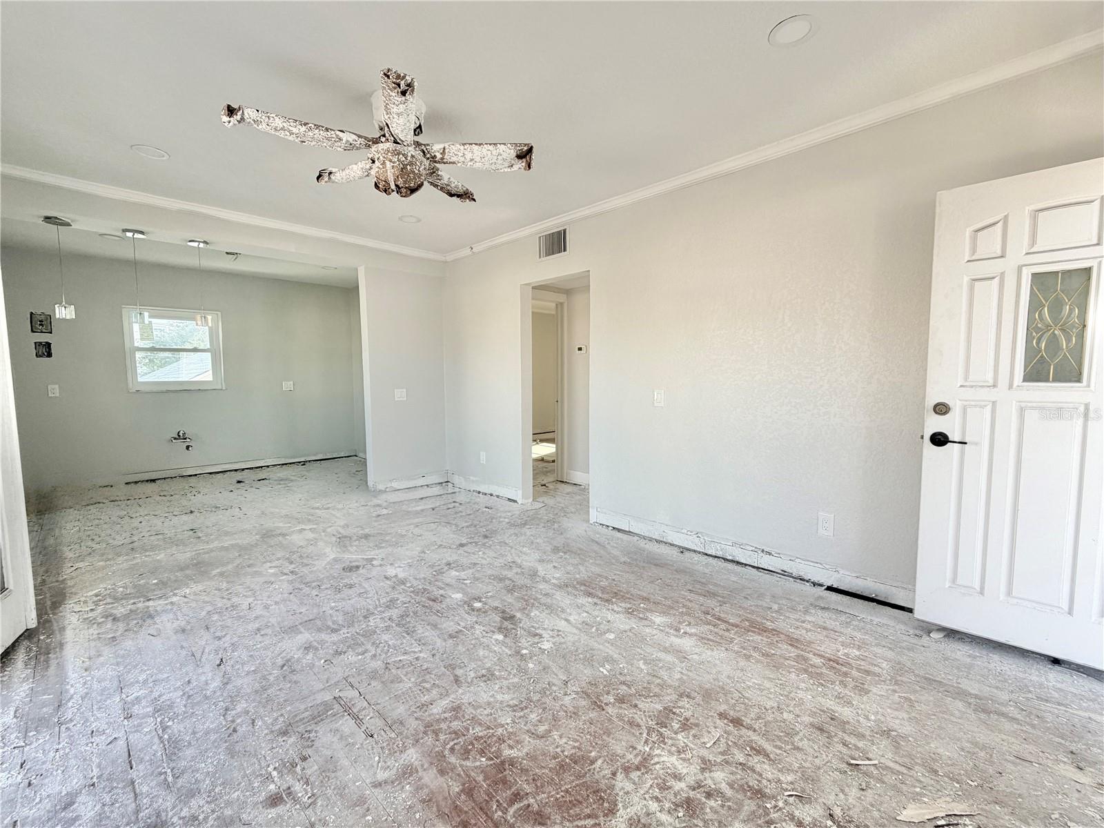 Listing photo id 8 for 664 Mandalay Avenue